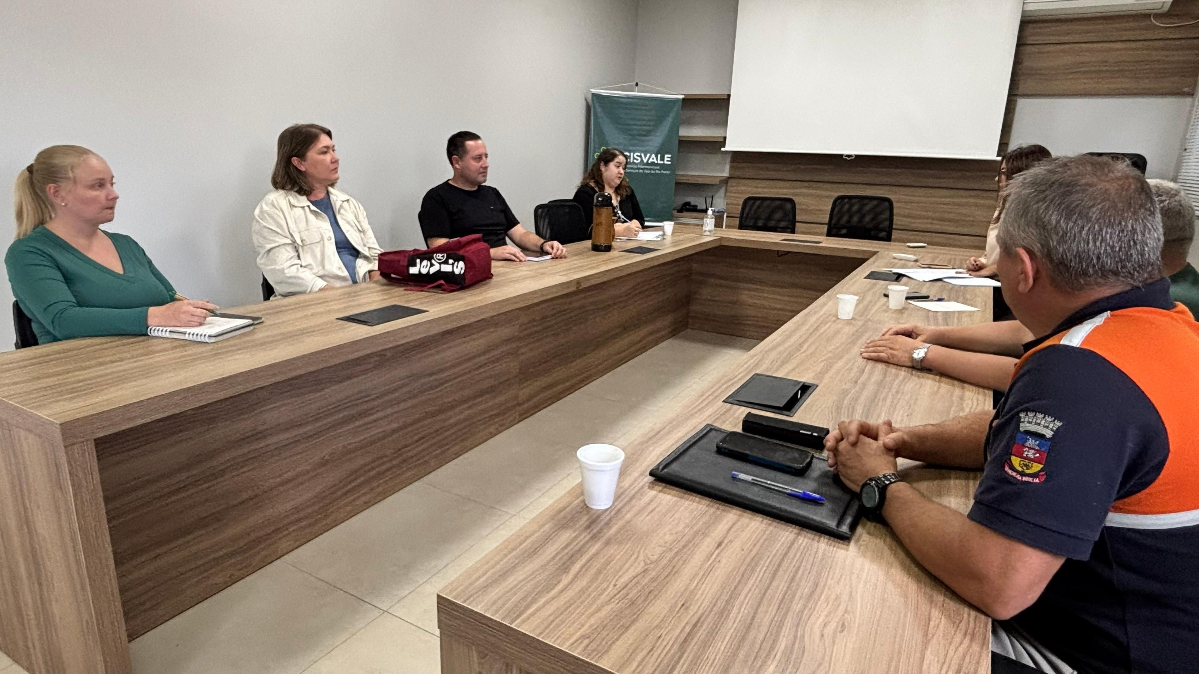 O comit&ecirc; se reuniu, em Santa Cruz do Sul, para  identificar necessidades e fragilidades das Defesas Civis municipais