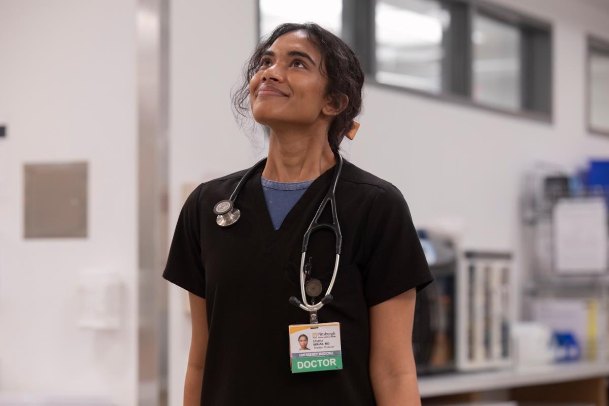 Dra. Mohan &eacute; vivida por Supriya Ganesh