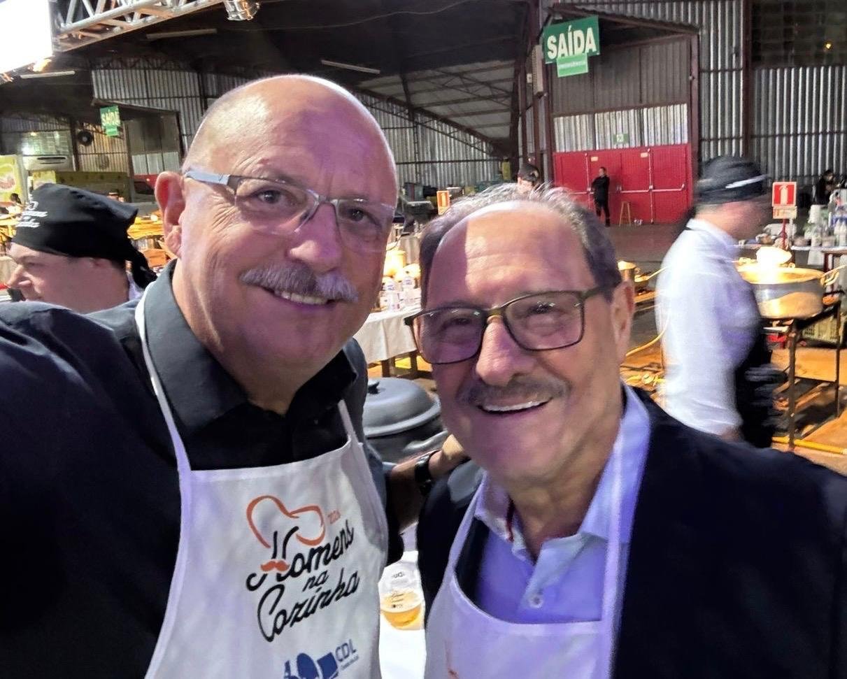 Elizeu Simon Pereira fez uma selfie com o ex-governador Jos&eacute; Ivo Sartori no jantar Homens na Cozinha, em Caxias do Sul