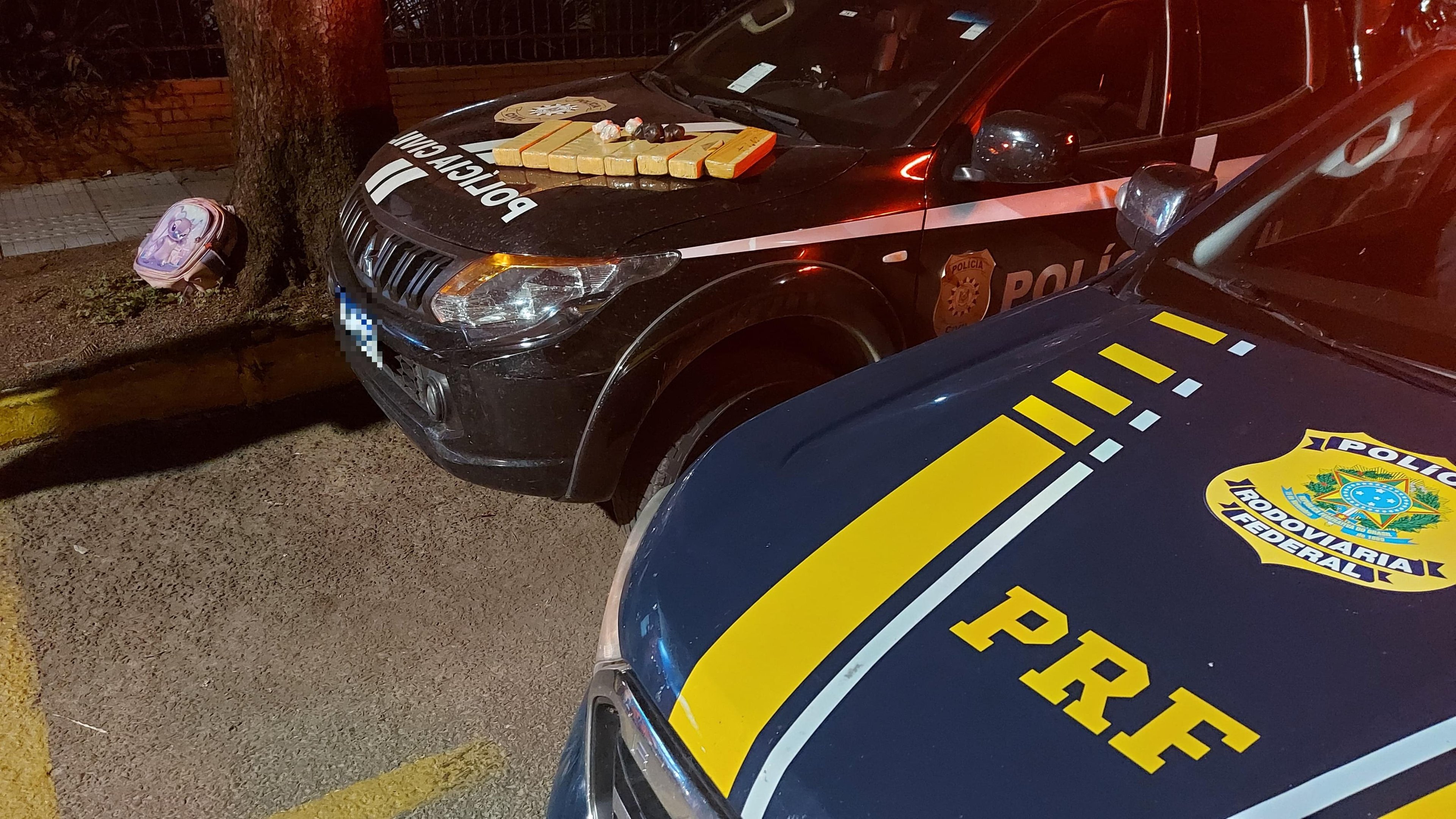 Maconha e crack foram encontrados dentro de uma mochila infantil no banco traseiro de um ve&iacute;culo na BR 158