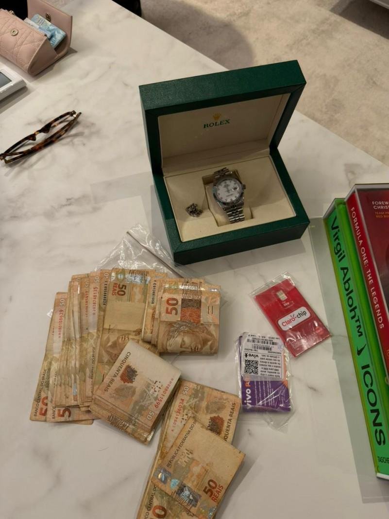 Dinheiro e um rel&oacute;gio rolex foram apreendidos durante a a&ccedil;&atilde;o da Pol&iacute;cia Civil na opera&ccedil;&atilde;o Spectrum Pag