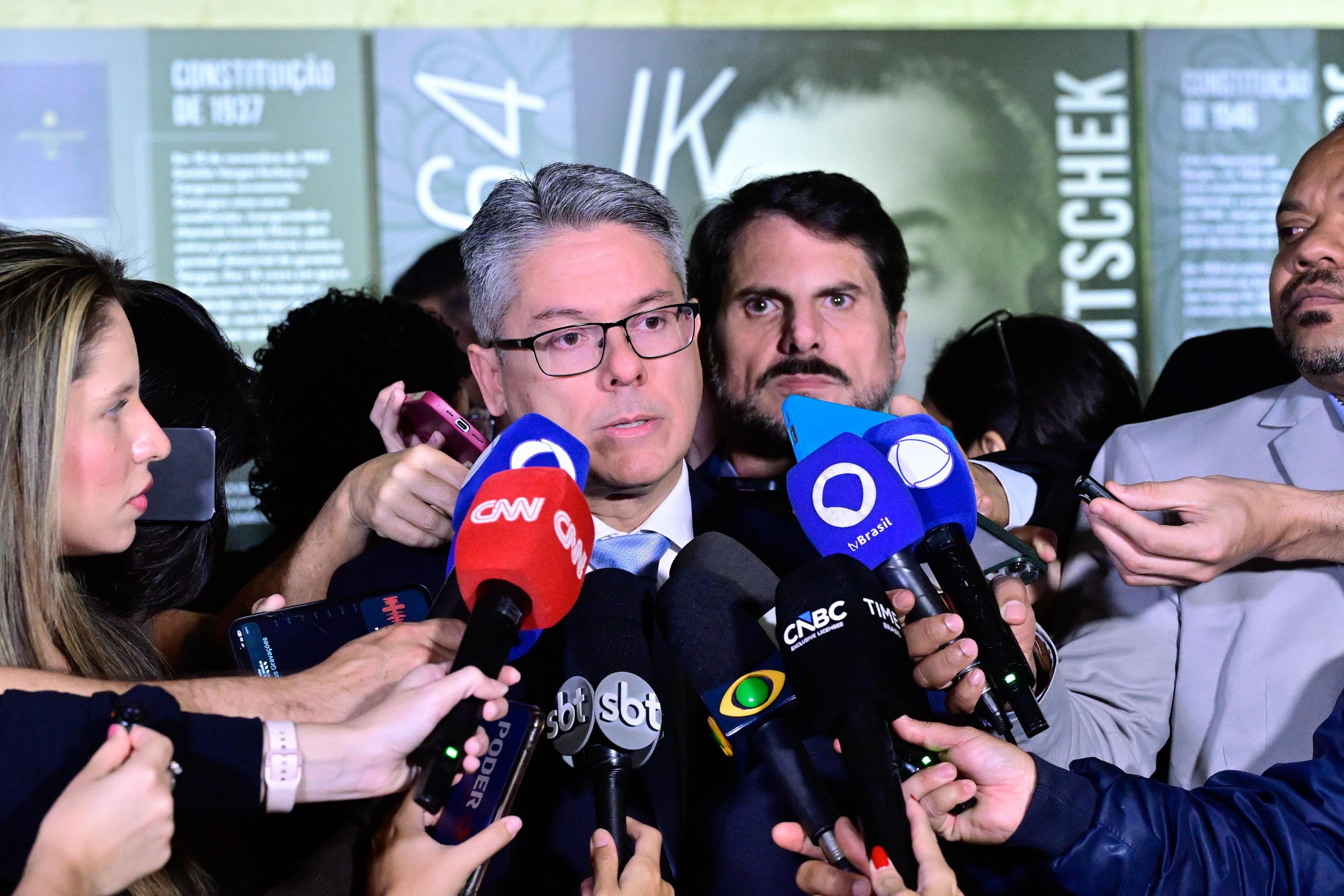 Relator da CPI, senador Alessandro Vieira (MDB-SE), concede entrevista coletiva para falar da leitura do relat&oacute;rio final