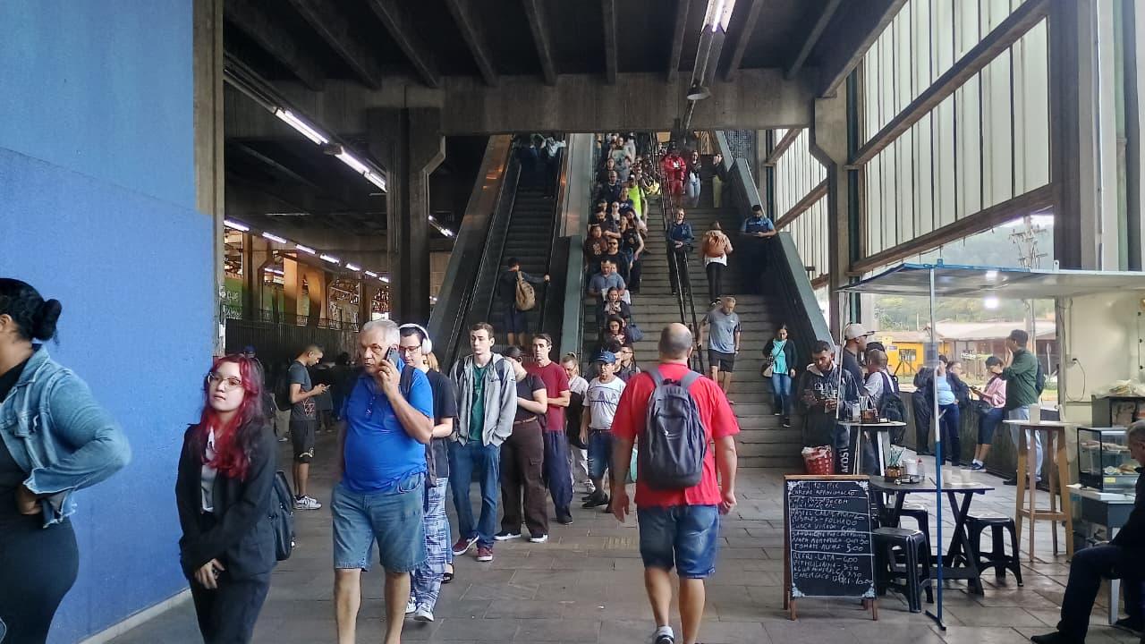 Grandes filas na Esta&ccedil;&atilde;o Mercado na manh&atilde; desta ter&ccedil;a-feira