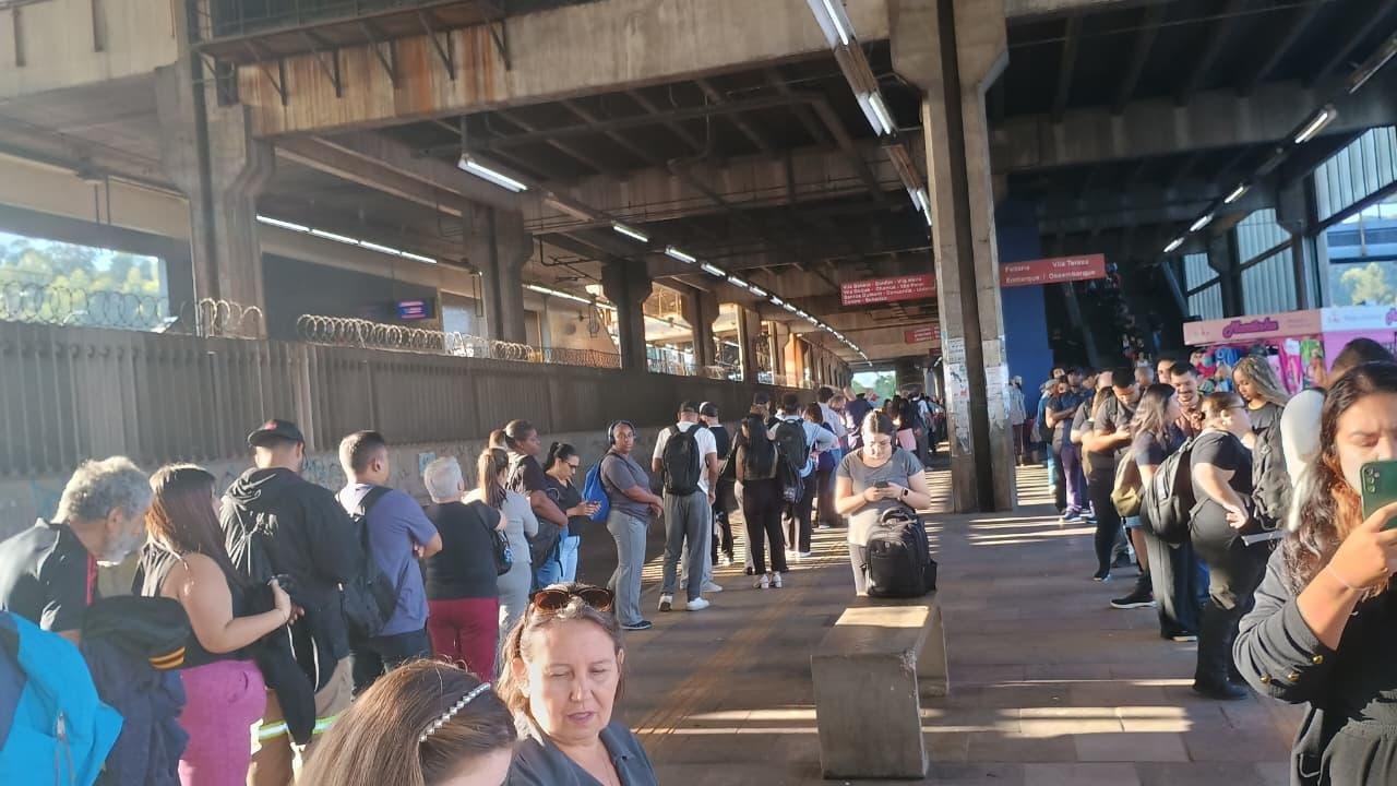Longas filas se formaram na Esta&ccedil;&atilde;o Unisinos no in&iacute;cio da manh&atilde; para pegar o &ocirc;nibus que faz a baldea&ccedil;&atilde;o at&eacute; a Esta&ccedil;&atilde;o Mathias Velho, em Canoas