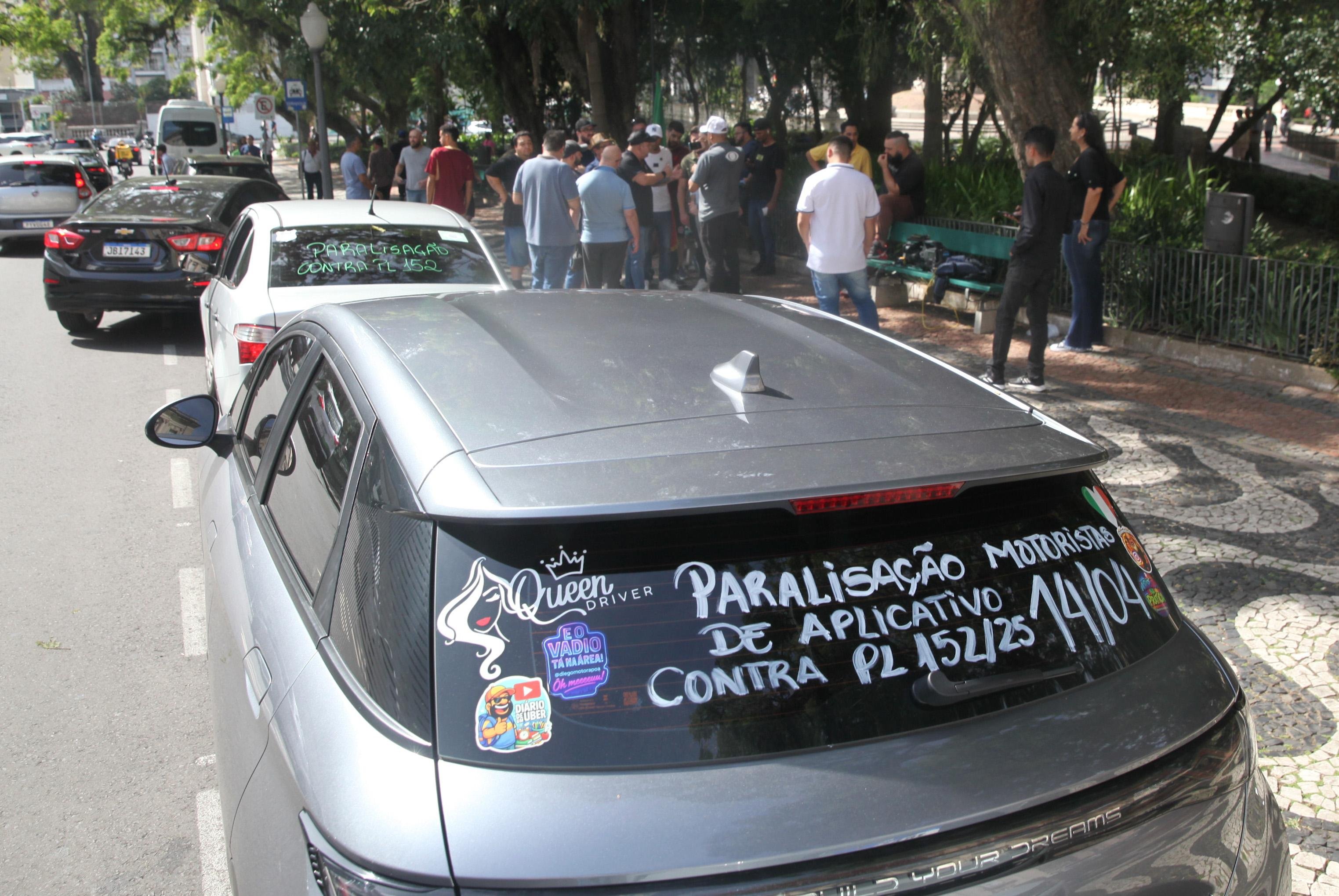Manifestantes se reuniram em frente &agrave; Assembleia Legislativa