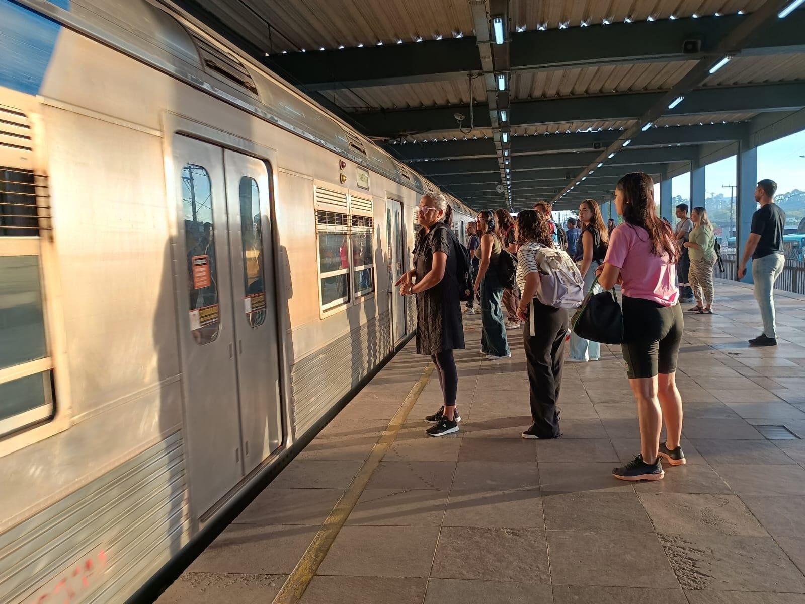 Em Esteio, esta&ccedil;&atilde;o que permaneceu dois dias fechada, nesta quarta-feira registrou movimenta&ccedil;&atilde;o intensa de usu&aacute;rios