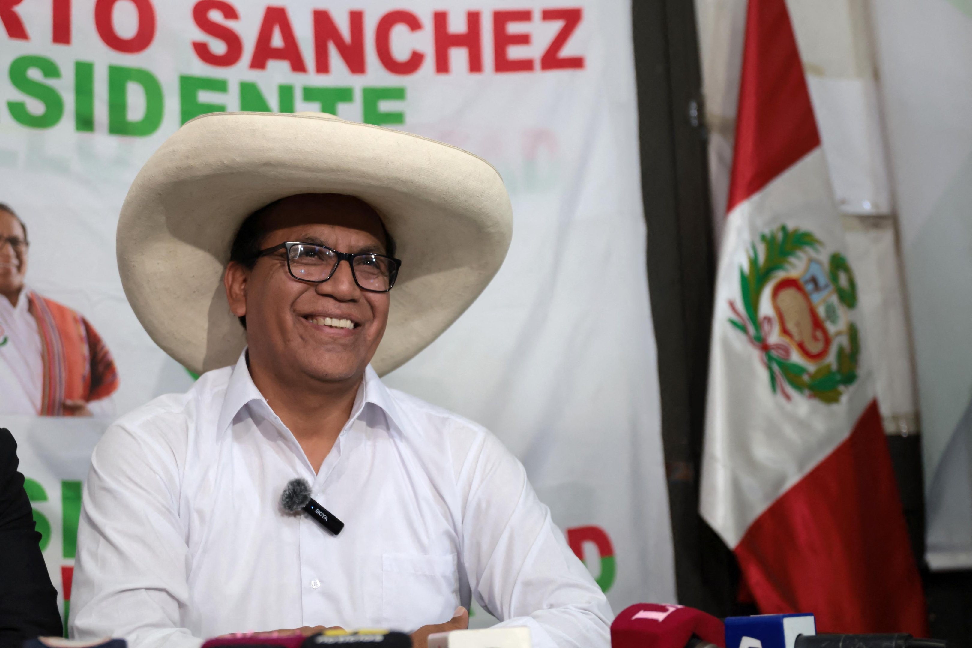 S&aacute;nchez superou, por uma margem muito estreita, o ultraconservador Rafael L&oacute;pez Aliaga, em uma contagem de votos que segue indefinida