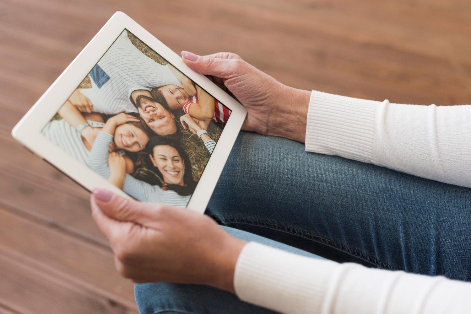 Levantamento do Botic&aacute;rio indica que 64% das conversas sobre ninho vazio nas redes sociais carregam sentimentos como tristeza e solid&atilde;o