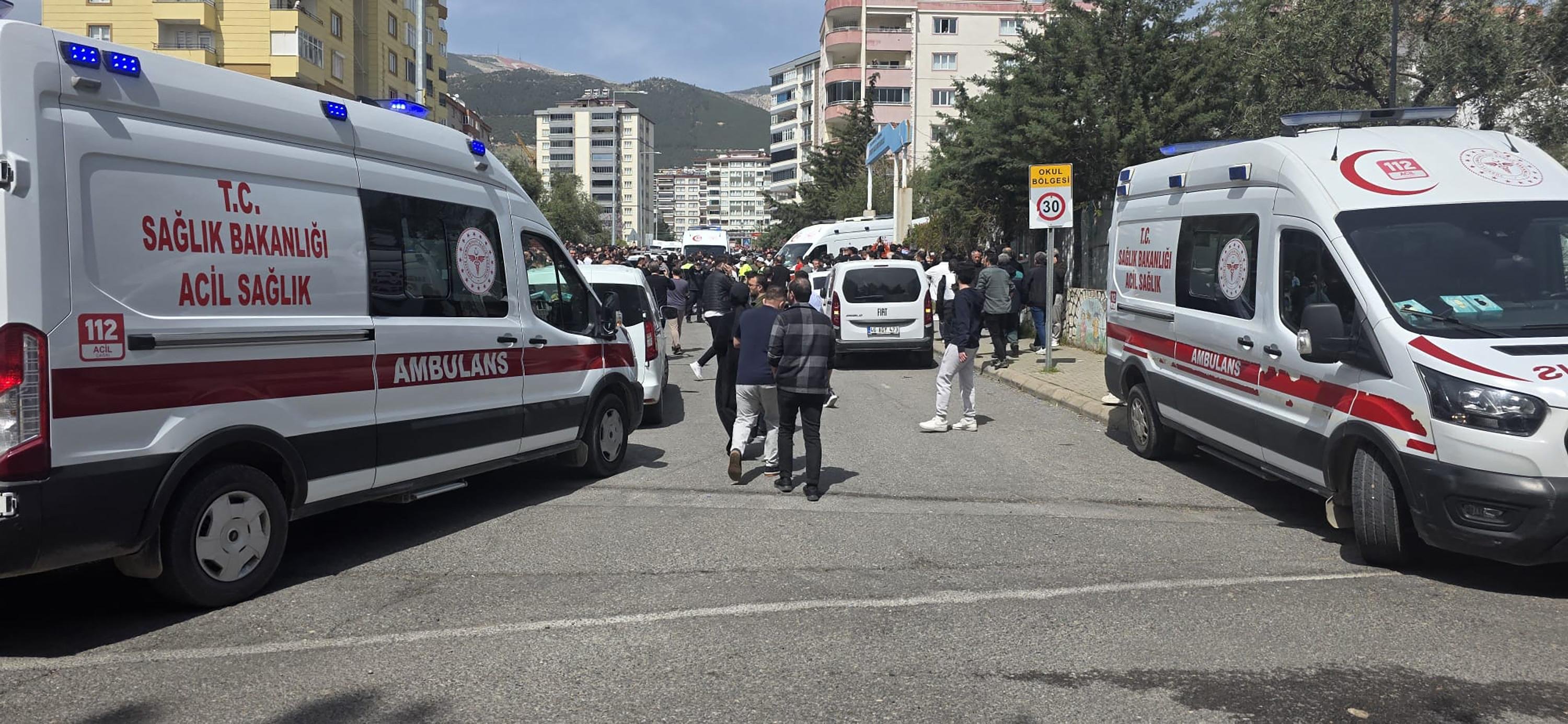 Quatro pessoas morreram e 20 ficaram feridas em um ataque a uma escola na Turquia