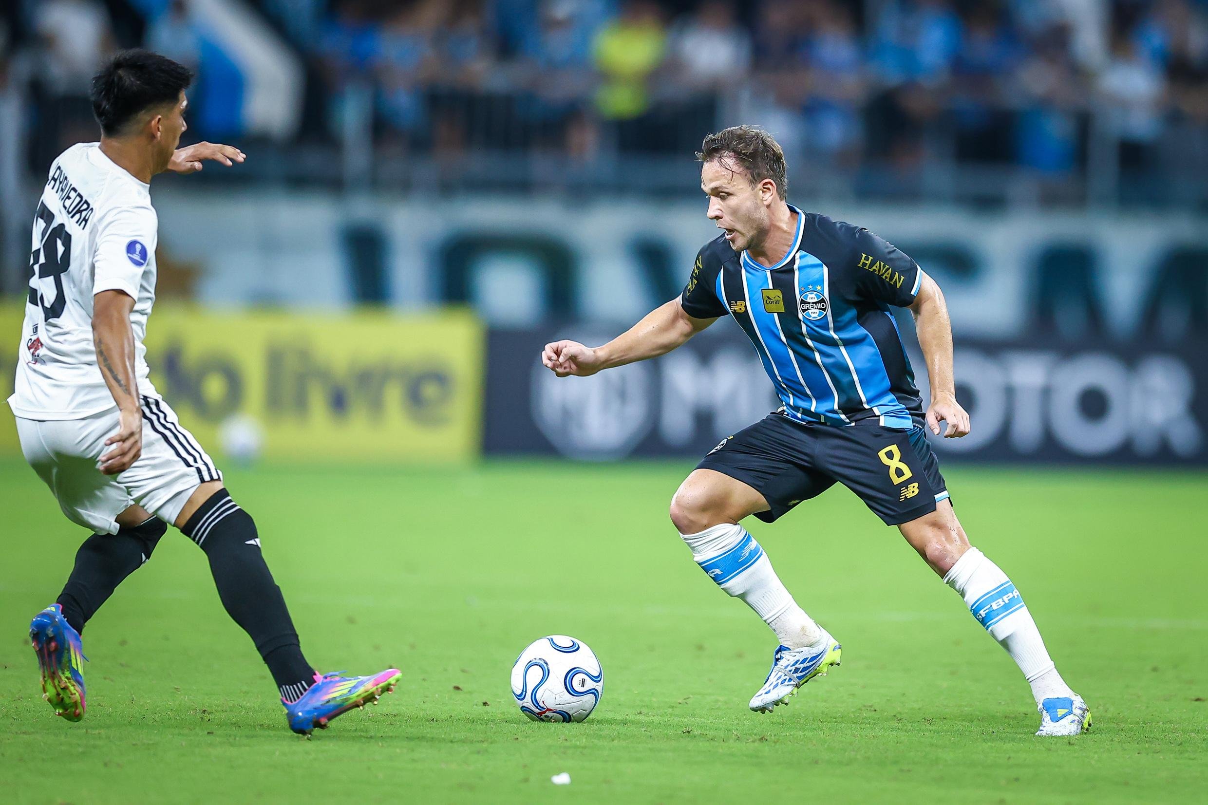 Arthur entrou no intervalo diante do Deportivo Riestra
