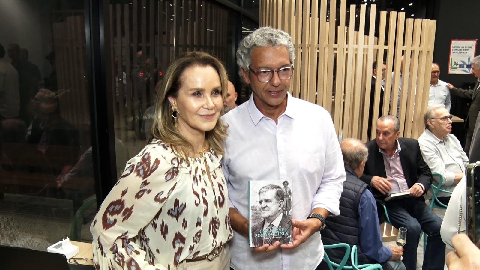 D&eacute;bora Villela, filha do ex-prefeito Villela, com o deputado Frederico Antunes, no lan&ccedil;amento do livro 'O Pensamento de Guilherme Socias Villela&nbsp;e Um Olhar de um Cronista'