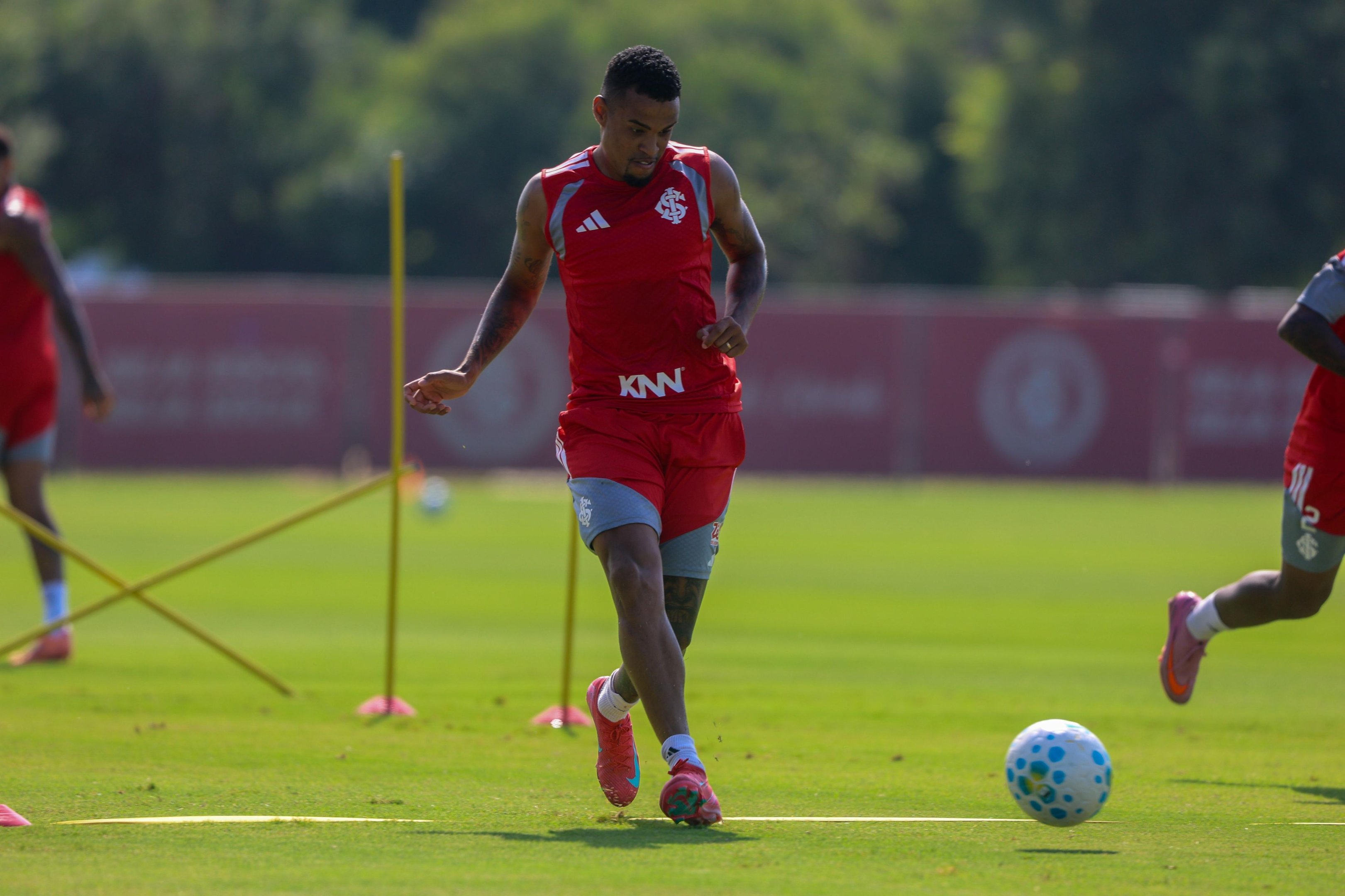 Alerrandro disputa posi&ccedil;&atilde;o com Borr&eacute; no comando do ataque do Inter