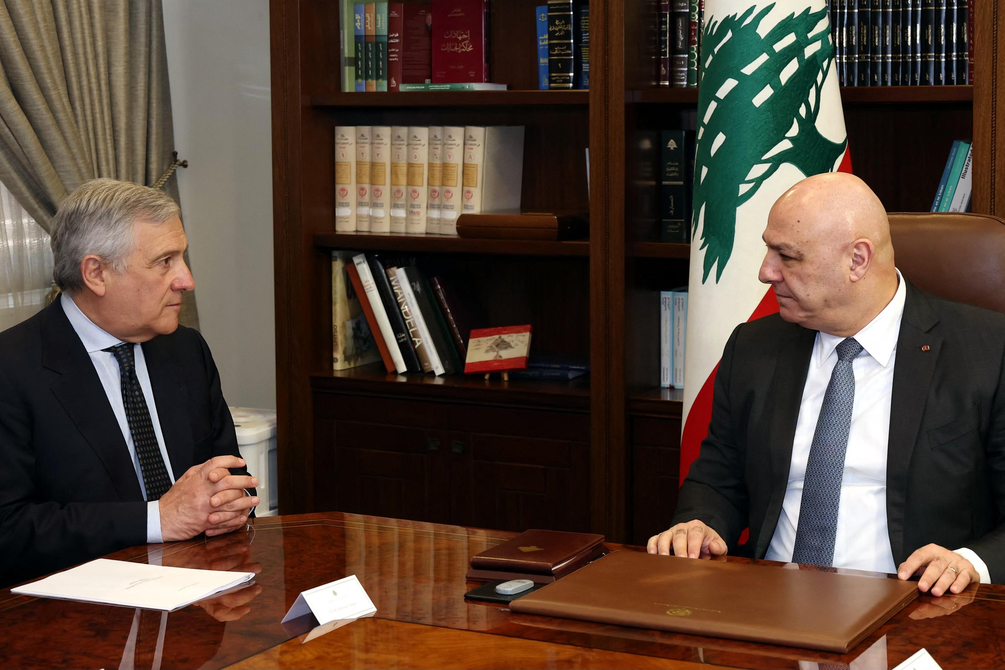 Aoun (&agrave; direita) rejeitou pedido dos Estados Unidos para realizar uma chamada telef&ocirc;nica direta com Netanyahu