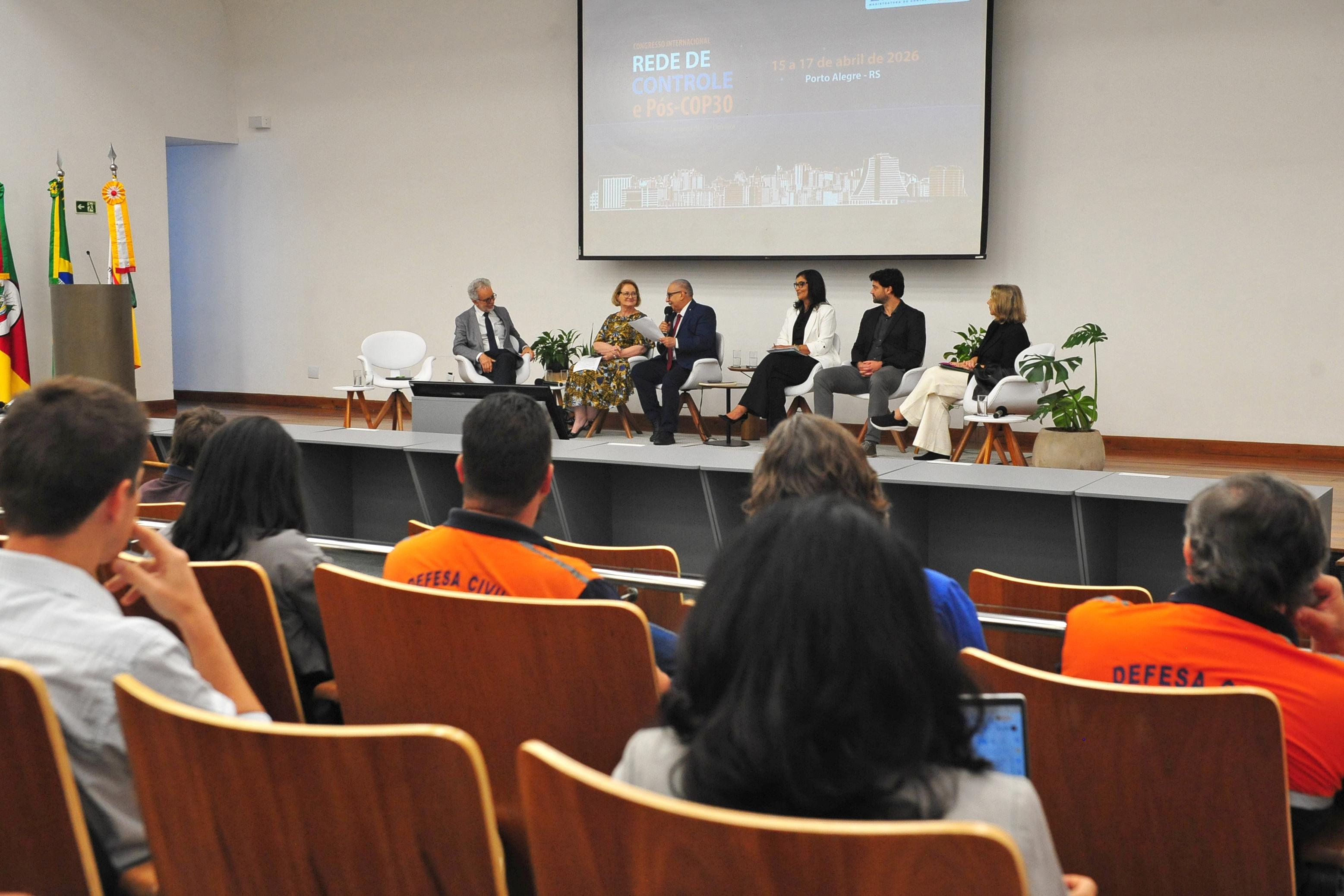 Painel "Do compromisso &agrave; implementa&ccedil;&atilde;o: governan&ccedil;a, arranjos federativos e capacidades estatais no P&oacute;s-COP30", no segundo dia de Congresso Internacional Rede de Controle e P&oacute;s-COP30