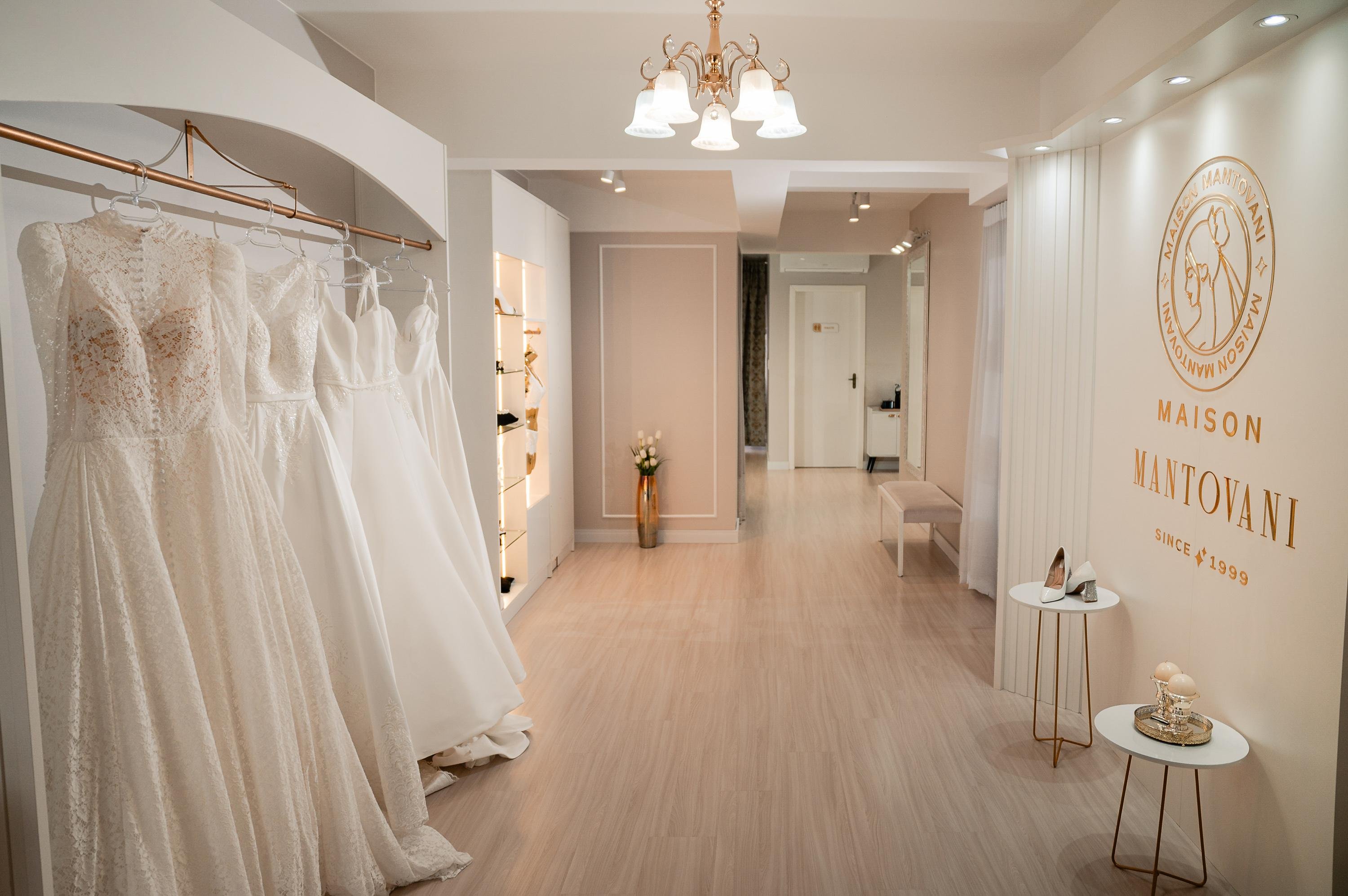 Pre&ccedil;os partem de R$ 500 e vestidos poder&atilde;o ser levados para casa logo ap&oacute;s a compra