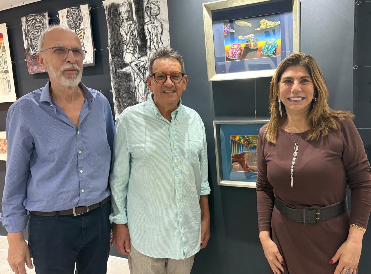 Francisco e Itamara Stockinger, com o artista Eduardo Vieira da Cunha (C), na abertura da mostra "Gostei dessa parede assim', na Galeria Stockinger