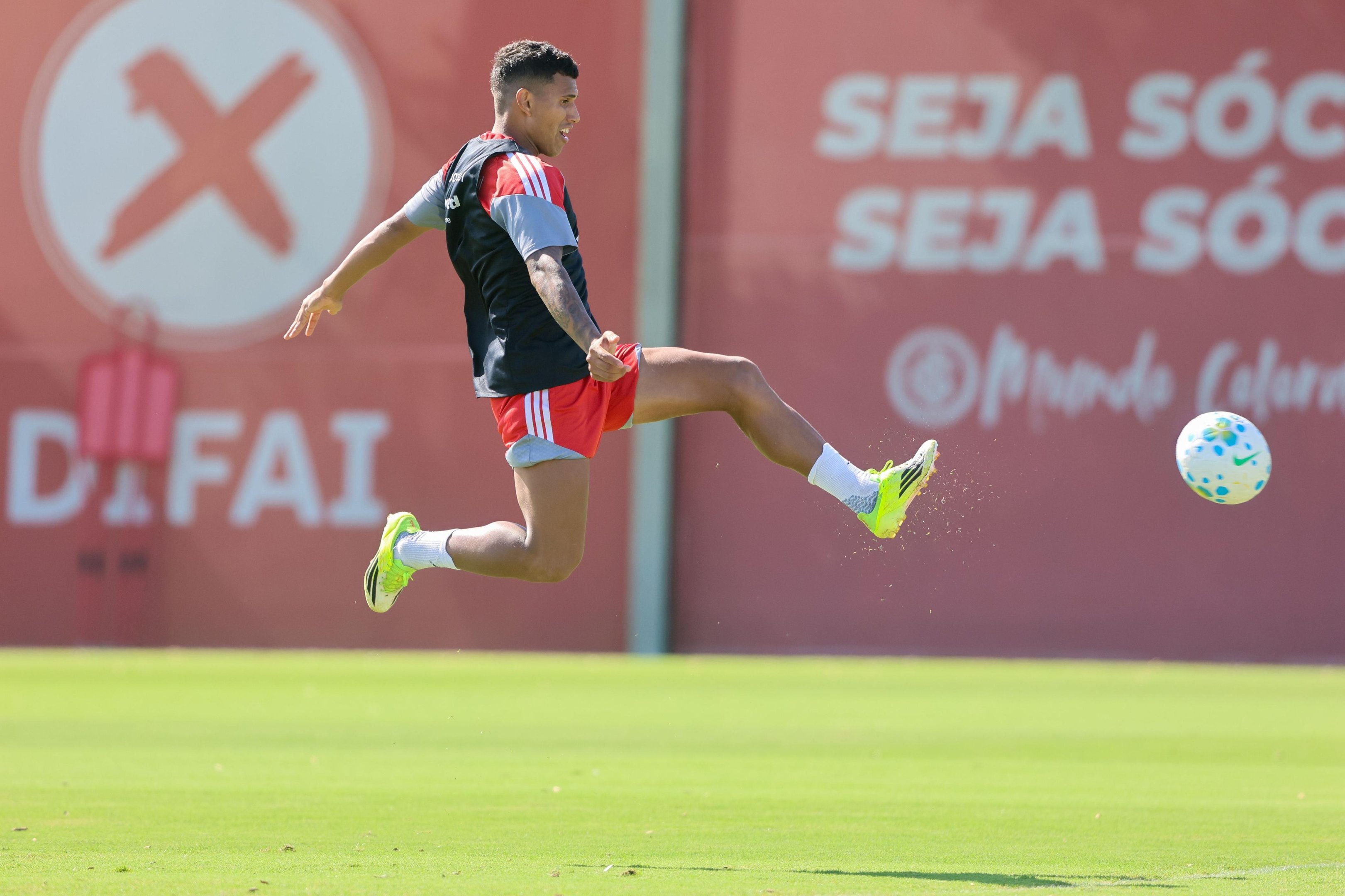 Aguirre &eacute; uma das possibilidades para remontar o setor defensivo sem Bernabei e Mercado