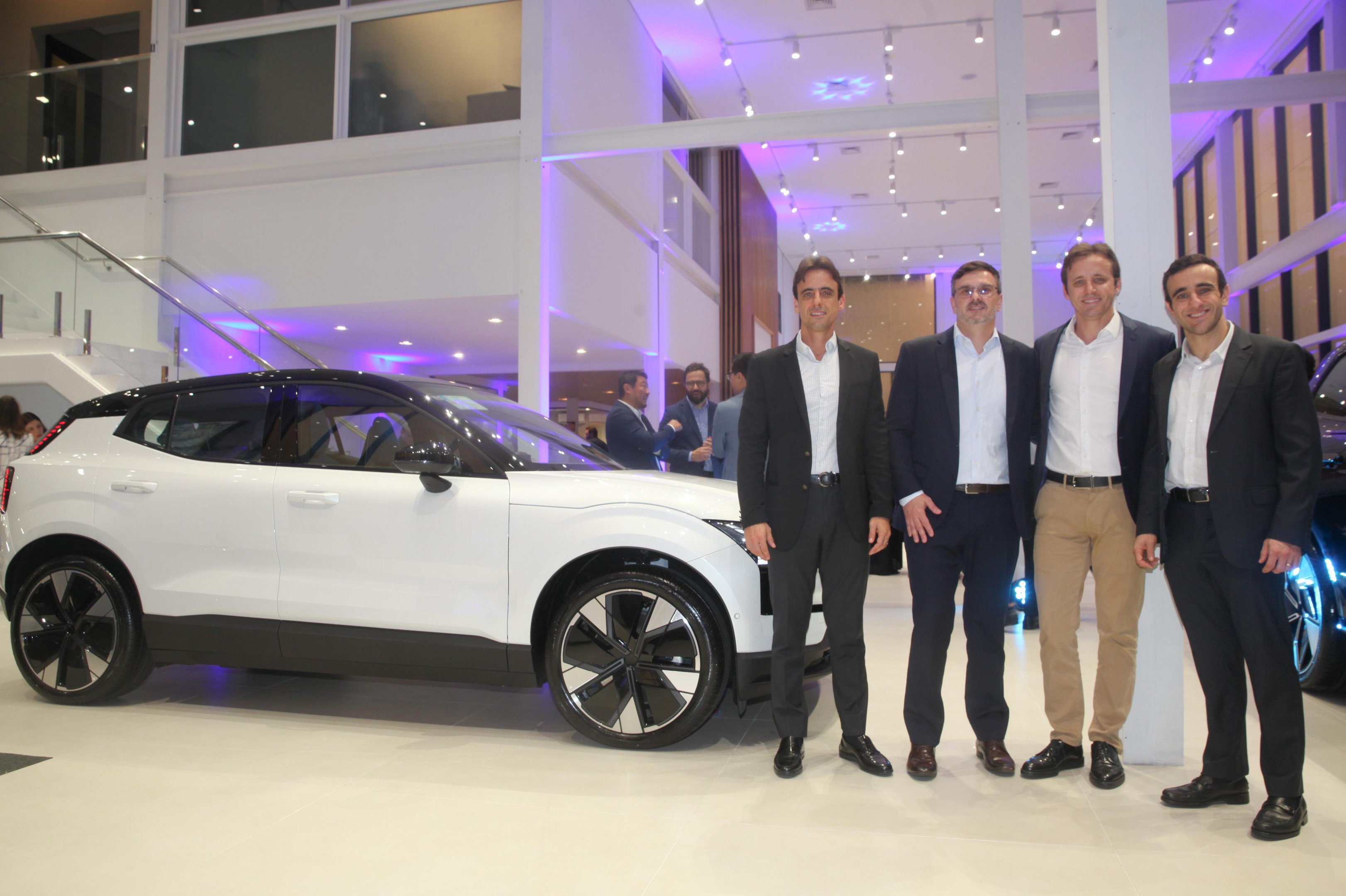 Thiago Nahas (esq.), Marcelo Kronemberger, Renato Nahas e Roberto Nahas (dir.) na inaugura&ccedil;&atilde;o da nova concession&aacute;ria da IESA Volvo em Porto Alegre