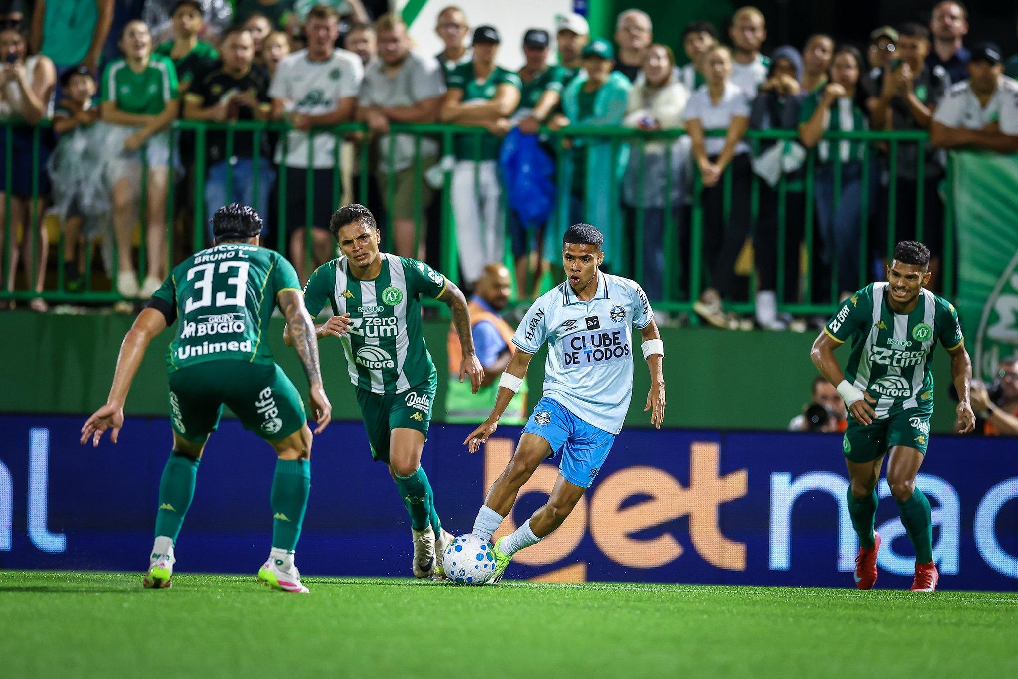 Das seis partidas fora de casa, o Gr&ecirc;mio pontou apenas em duas. No Gre-Nal e contra a Chapecoense, na Arena Cond&aacute;