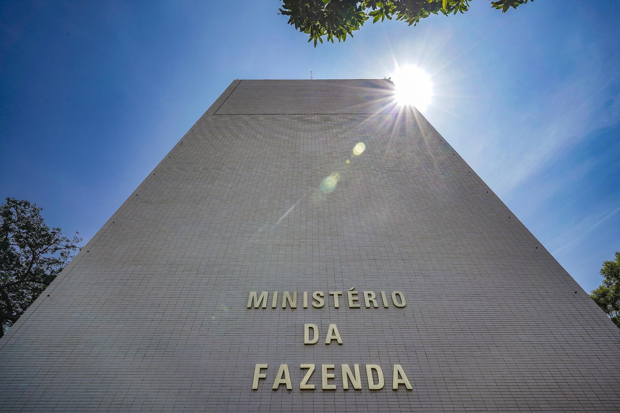 A resolu&ccedil;&atilde;o estabelece periodicidade semestral para o reporte e determina que as informa&ccedil;&otilde;es sejam encaminhadas &agrave; Fazenda pelo BNDES