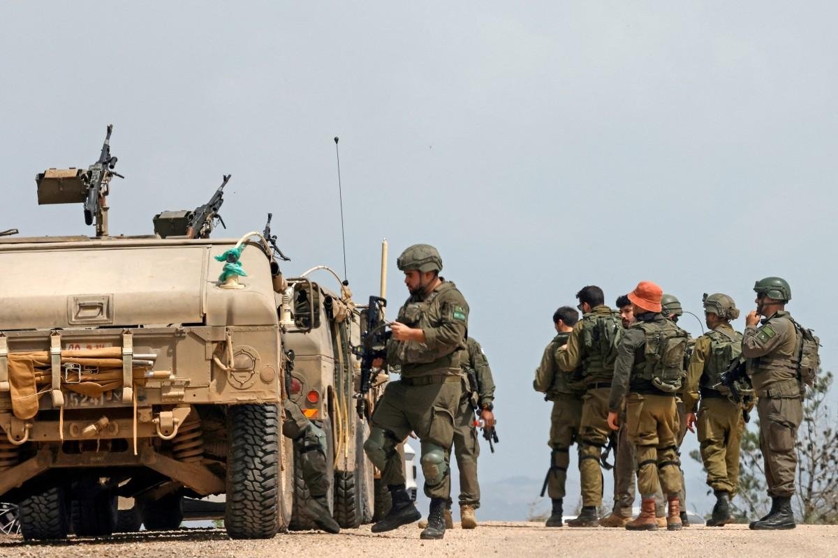 Soldados do ex&eacute;rcito israelense patrulham a fronteira com o sul do L&iacute;bano, na Alta Galileia, norte de Israel