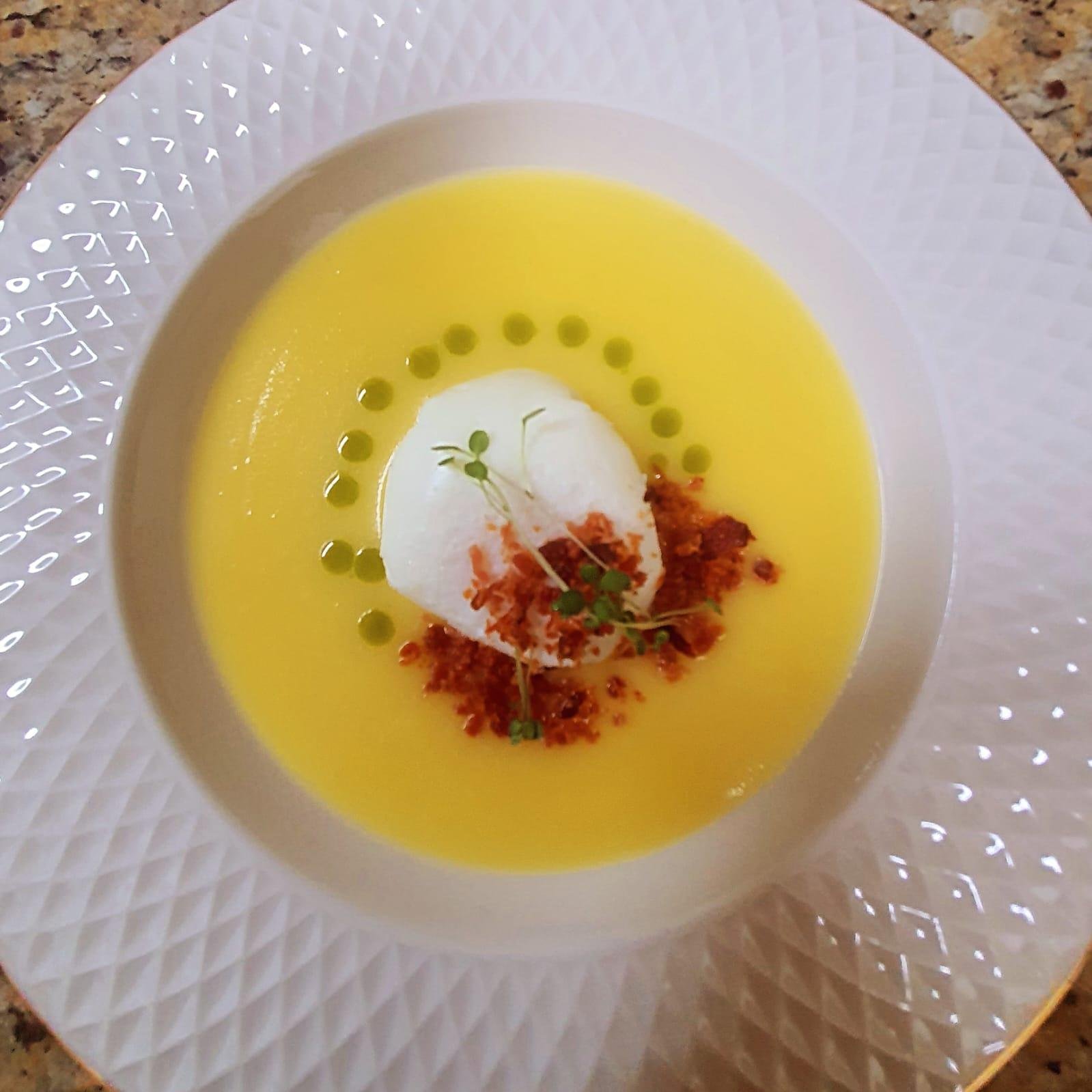 O creme de mandioquinha com ovo poch&ecirc; e bacon crocante &eacute; uma receita que traduz aconchego