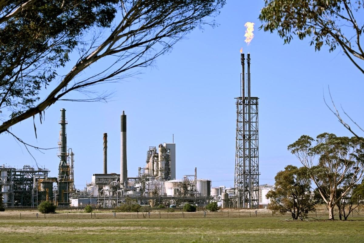 Barril de Brent do Mar do Norte, para entrega em junho, ca&iacute;a 10,42%, para 89,03 d&oacute;lares
