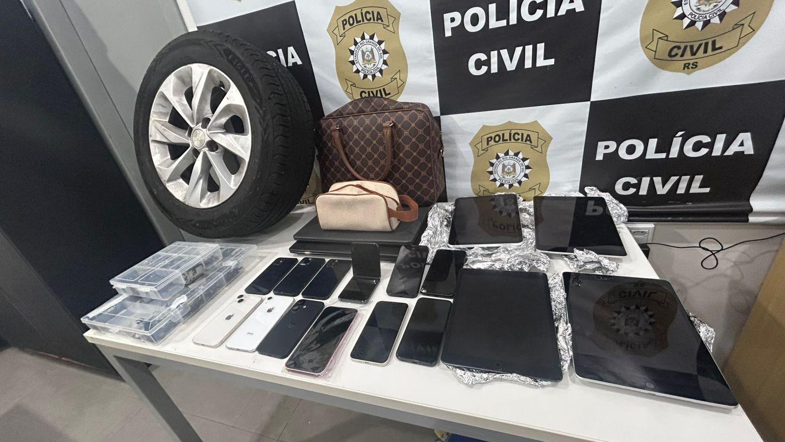 Al&eacute;m dos celulares, pol&iacute;cia tamb&eacute;m apreendeu uma roda com pneu, bolsas, tablets e equipamentos para consertar aparelhos eletr&ocirc;nicos