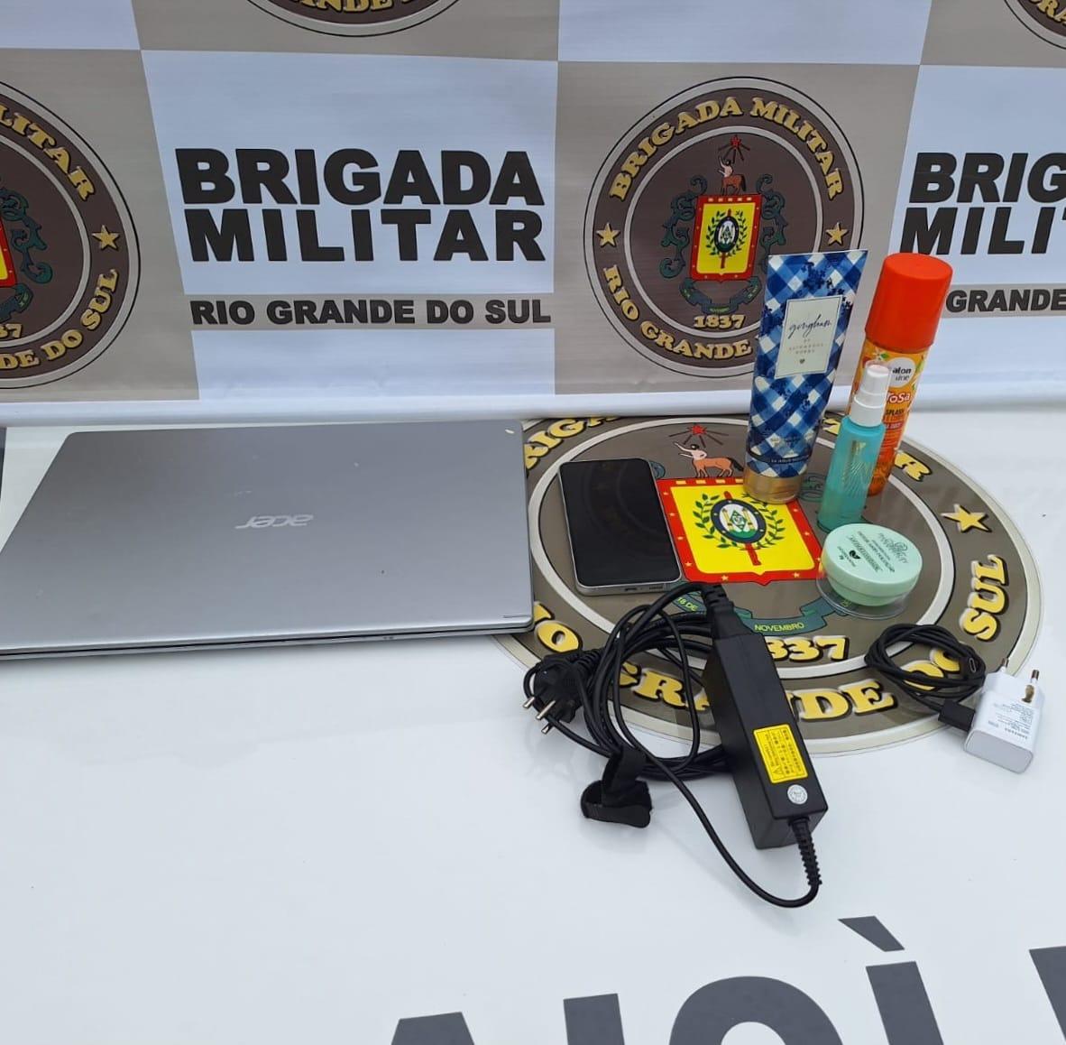 Com o suspeito, foram apreendidos um celular roubado, um notebook e outros objetos pertencentes &agrave;s v&iacute;timas