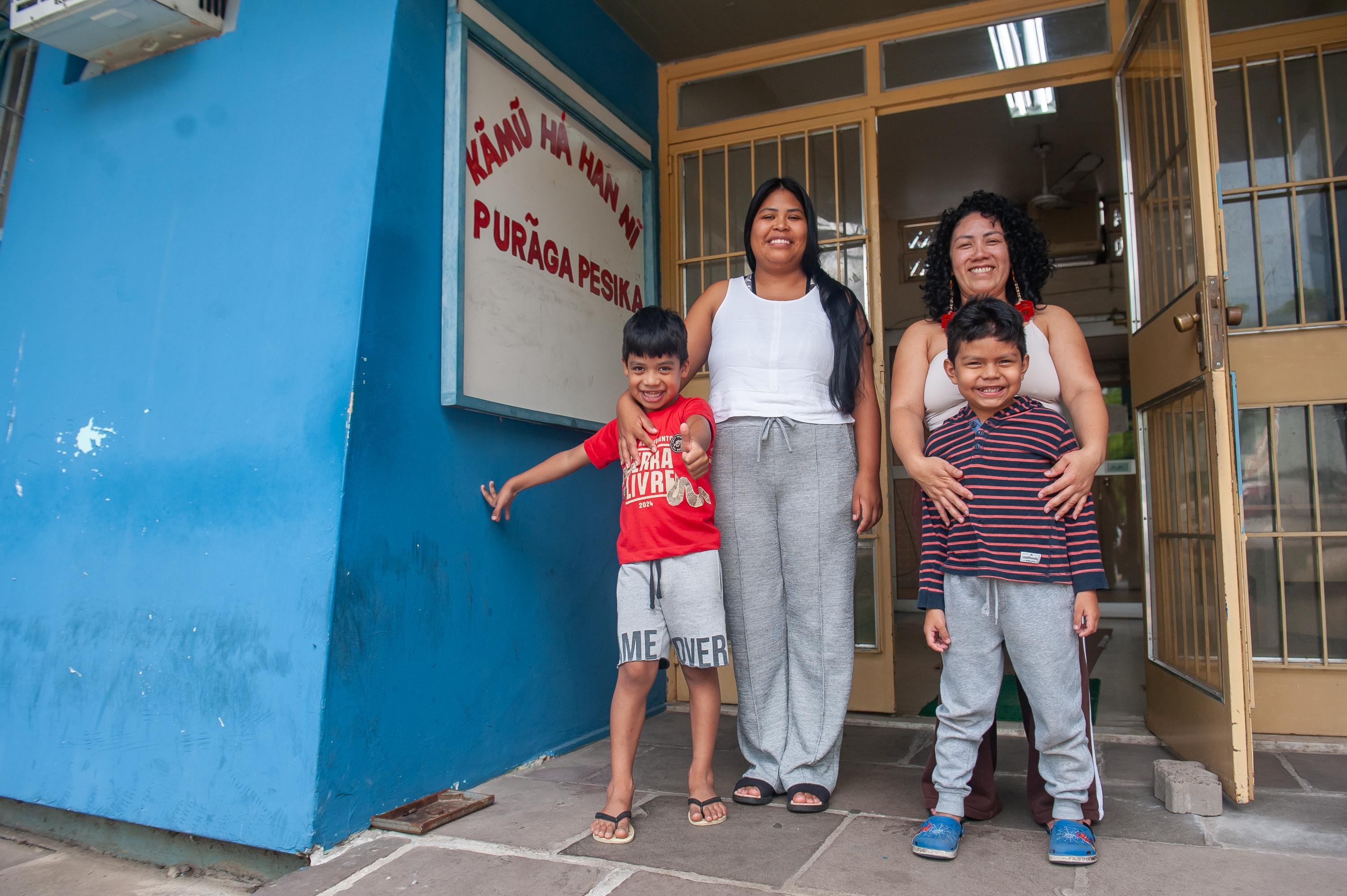 Casa do Estudante Ind&iacute;gena (CEI) da Ufrgs | Ang&eacute;lica Kaingang e Jaqueline de Paula Haingang, moradoras da CEI, com seus filhos Gakanh e Pazi