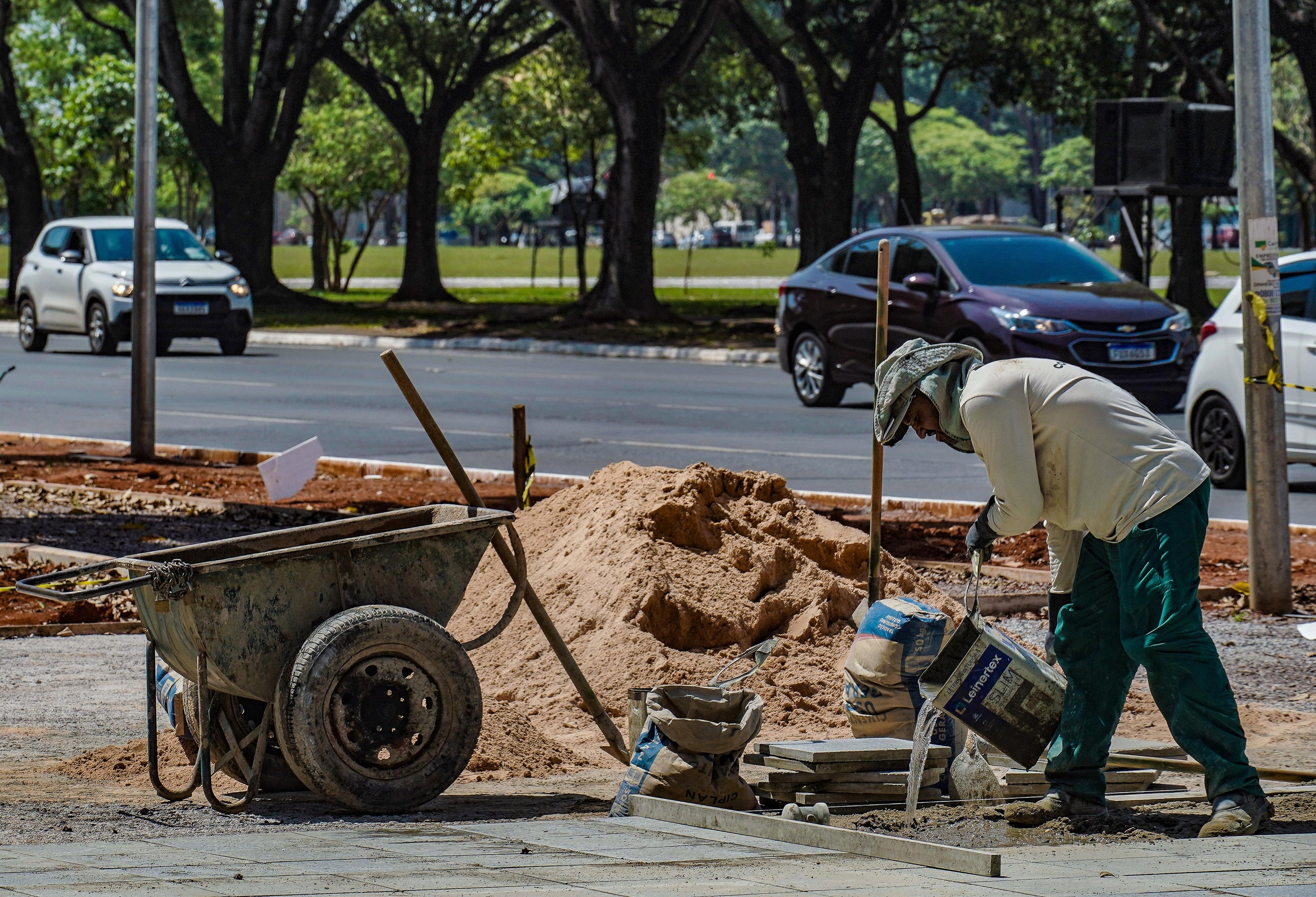 Apesar da melhora no m&ecirc;s, o setor acumula retra&ccedil;&atilde;o de 3,3% no acumulado dos &uacute;ltimos 12 meses