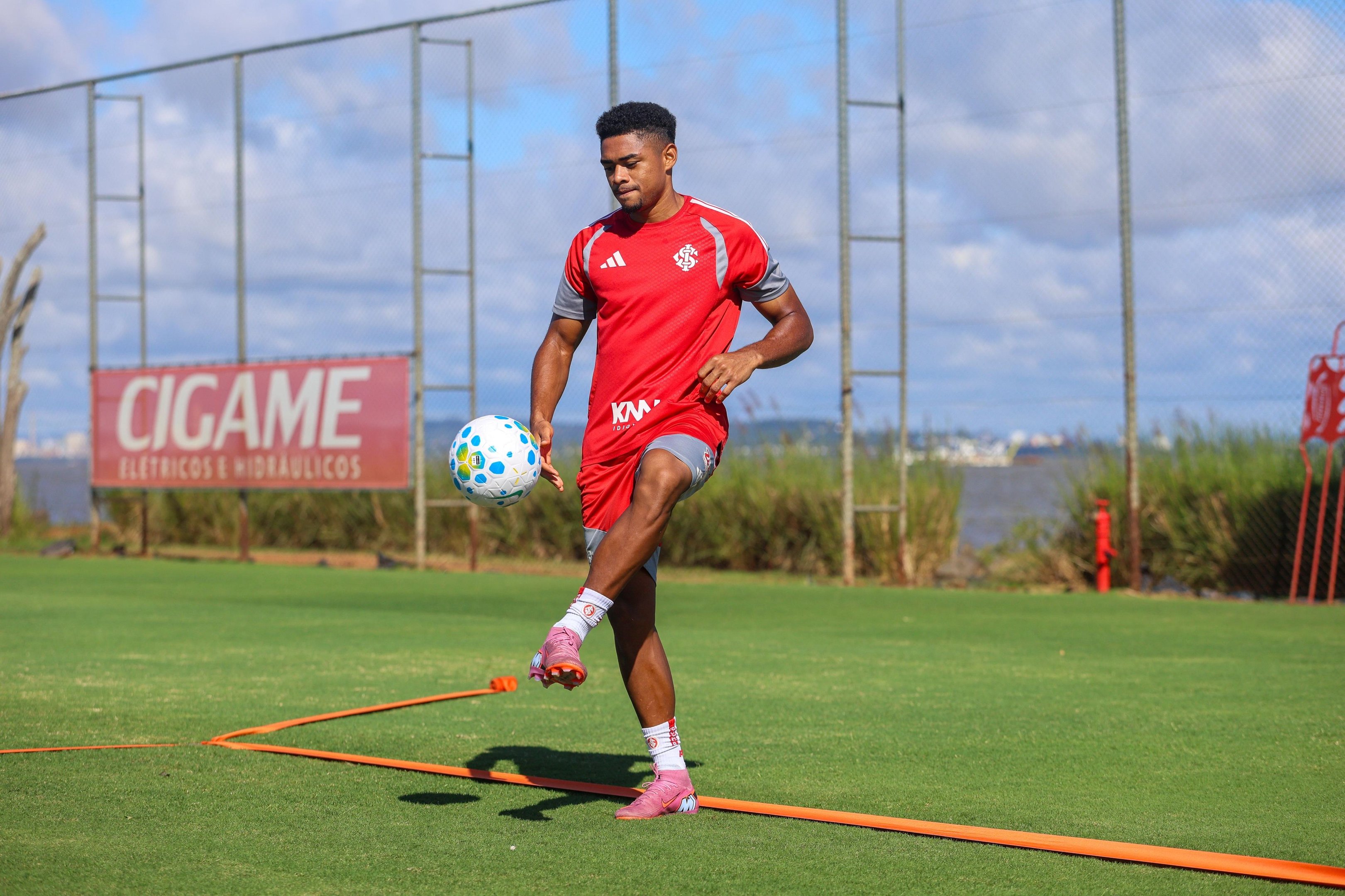 Victor Gabriel vai come&ccedil;ar o jogo contra o Mirassol, provavelmente na zaga