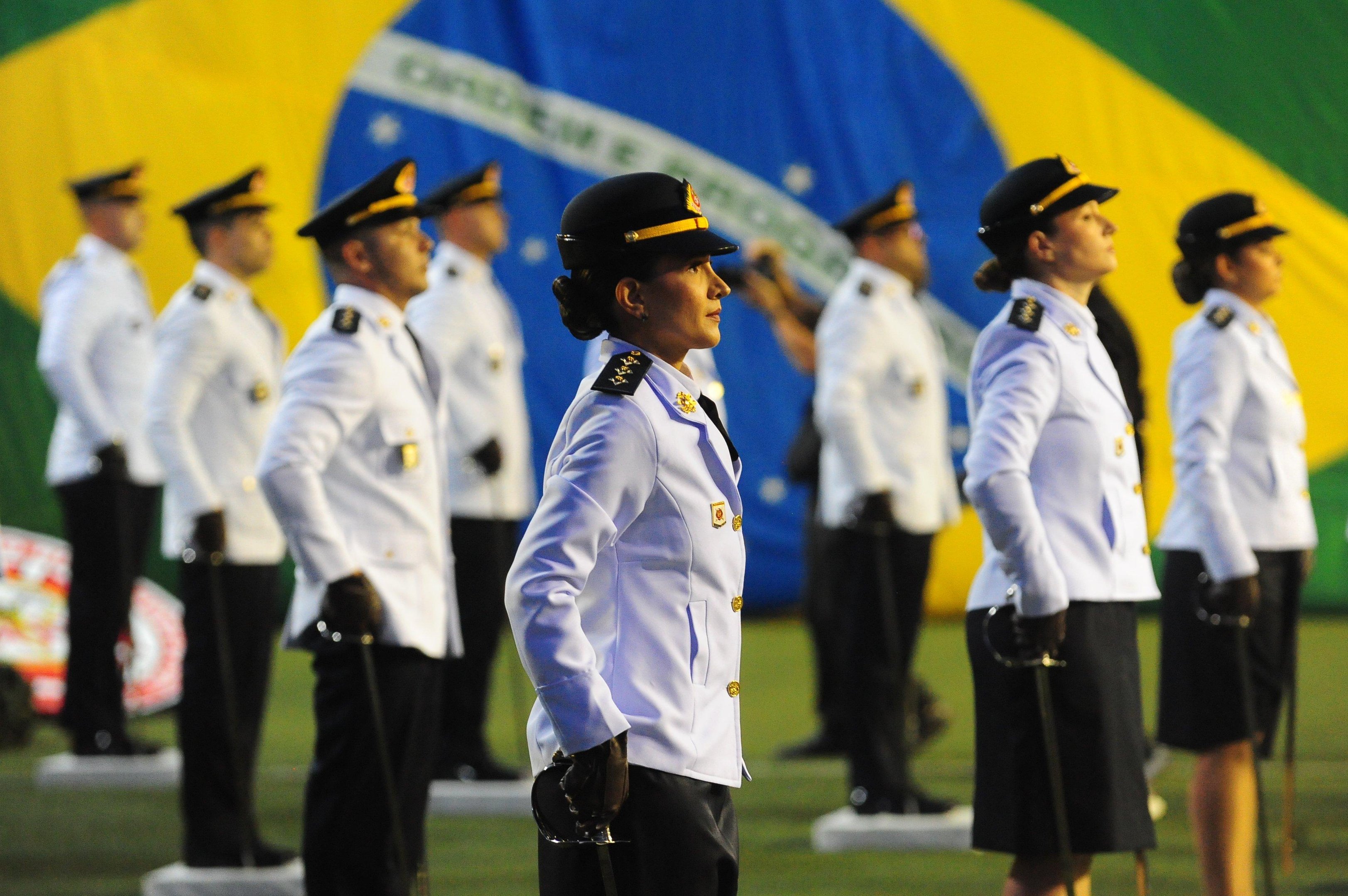 Captit&atilde;o Larissa Koplin Veeck foi condecorada com medalha pela primeira coloca&ccedil;&atilde;o no curso