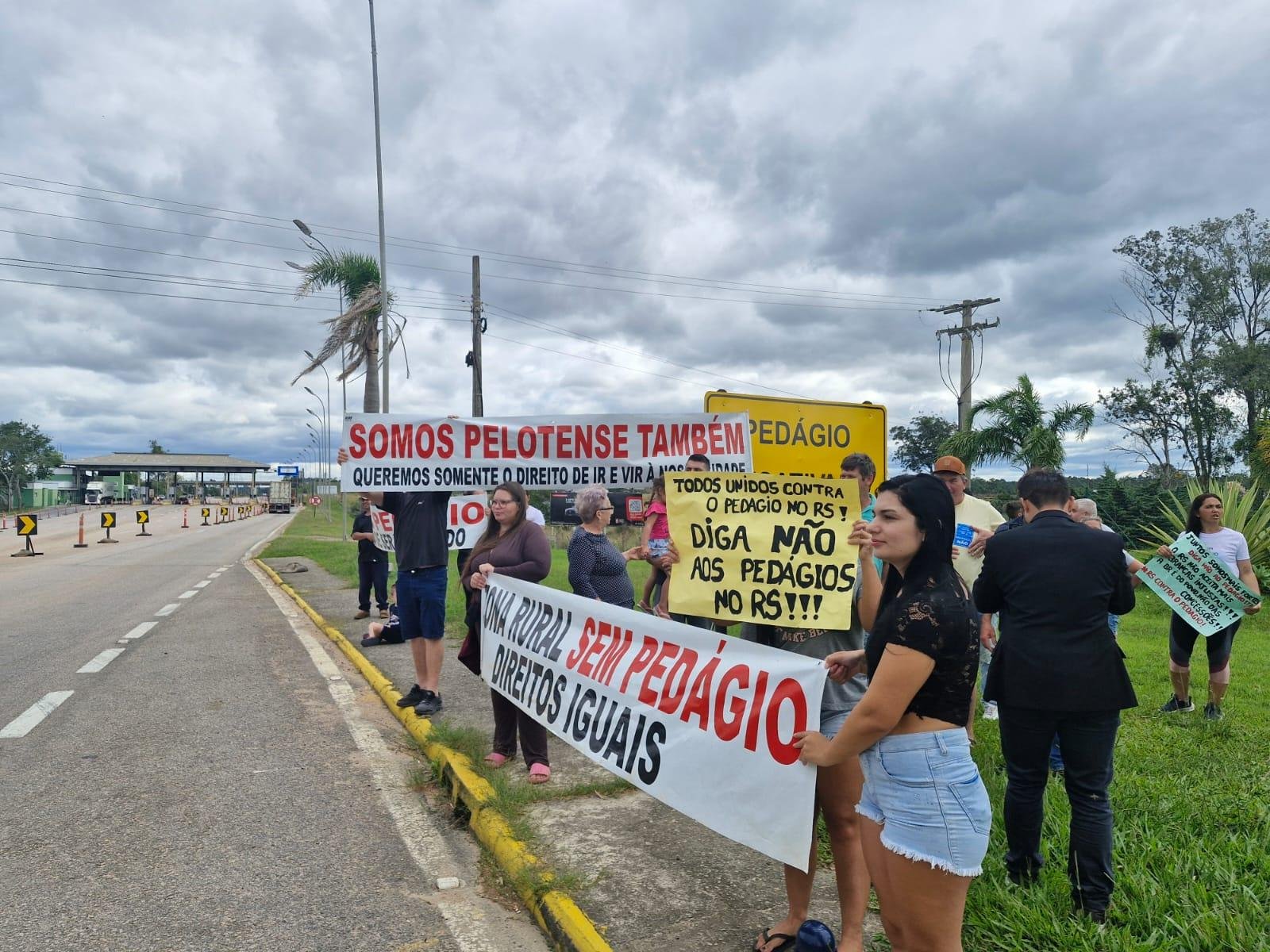 Com faixas e cartazes, os moradores do bairro Posto Branco chamavam a aten&ccedil;&atilde;o de quem passava pr&oacute;ximo ao local onde, at&eacute; mar&ccedil;o, funcionava o escrit&oacute;rio da concession&aacute;ria que era respons&aacute;vel pelo trecho