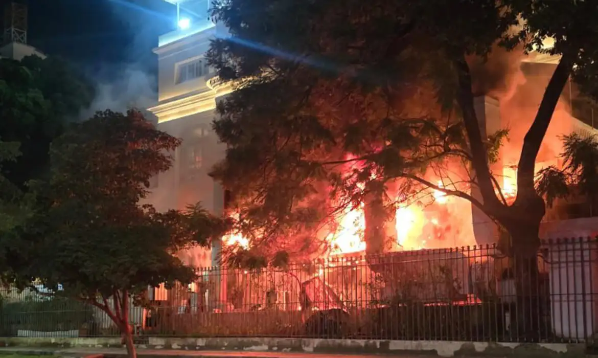 Princ&iacute;pio de inc&ecirc;ndio come&ccedil;ou em fritadeira el&eacute;trica na &aacute;rea externa do restaurante e foi controlado pelos bombeiros
