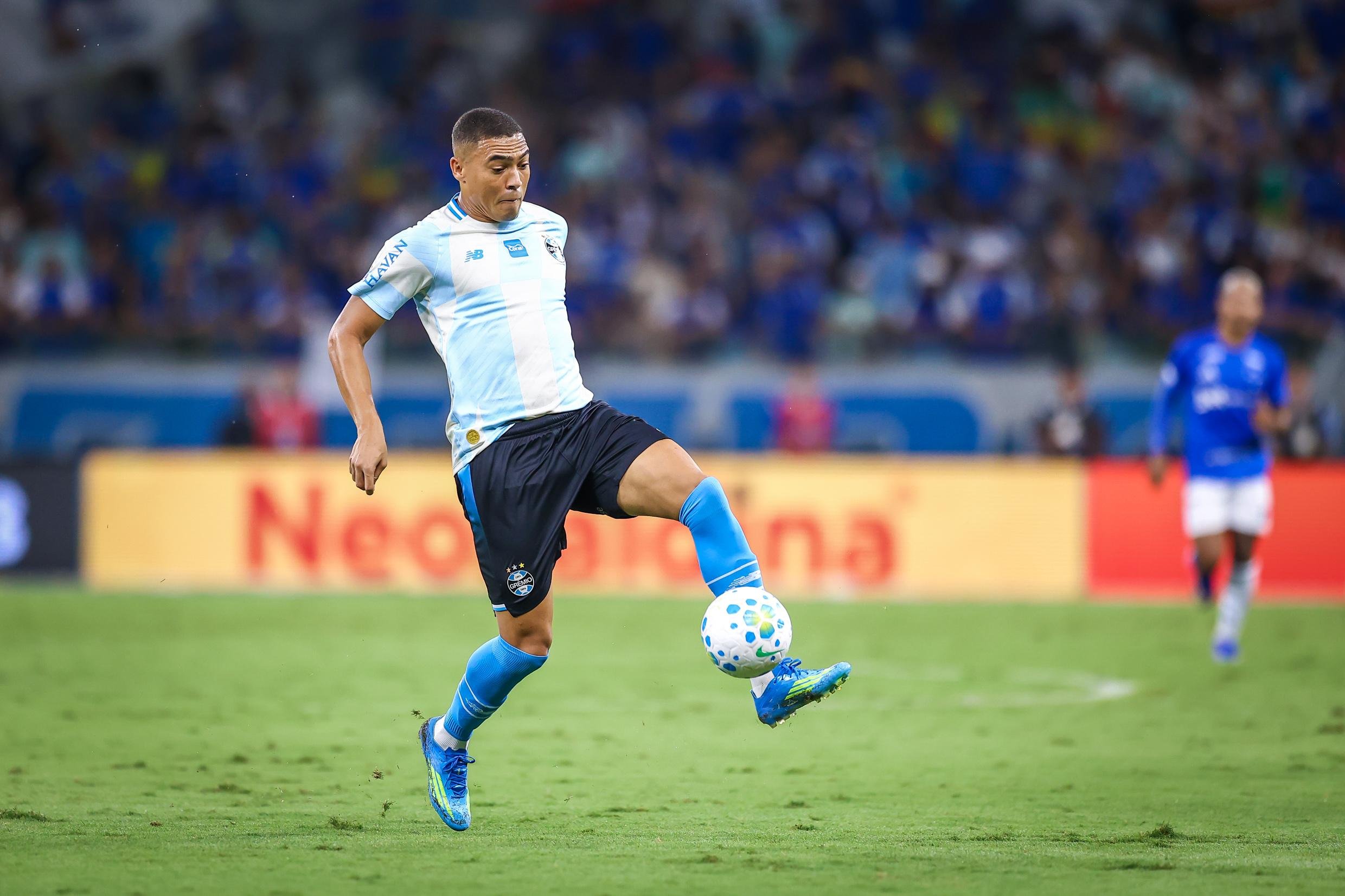 Carlos Vin&iacute;cius foi titular contra o Cruzeiro, em Belo Horizonte