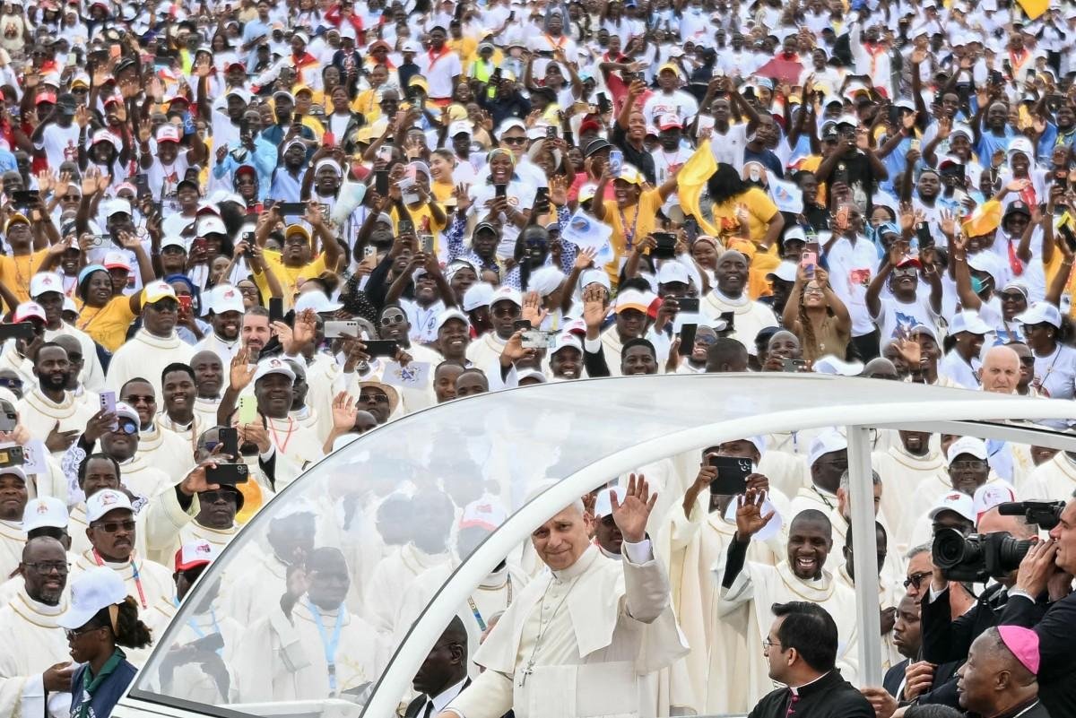 Multid&atilde;o recebeu o Papa Le&atilde;o XIV  em Angola