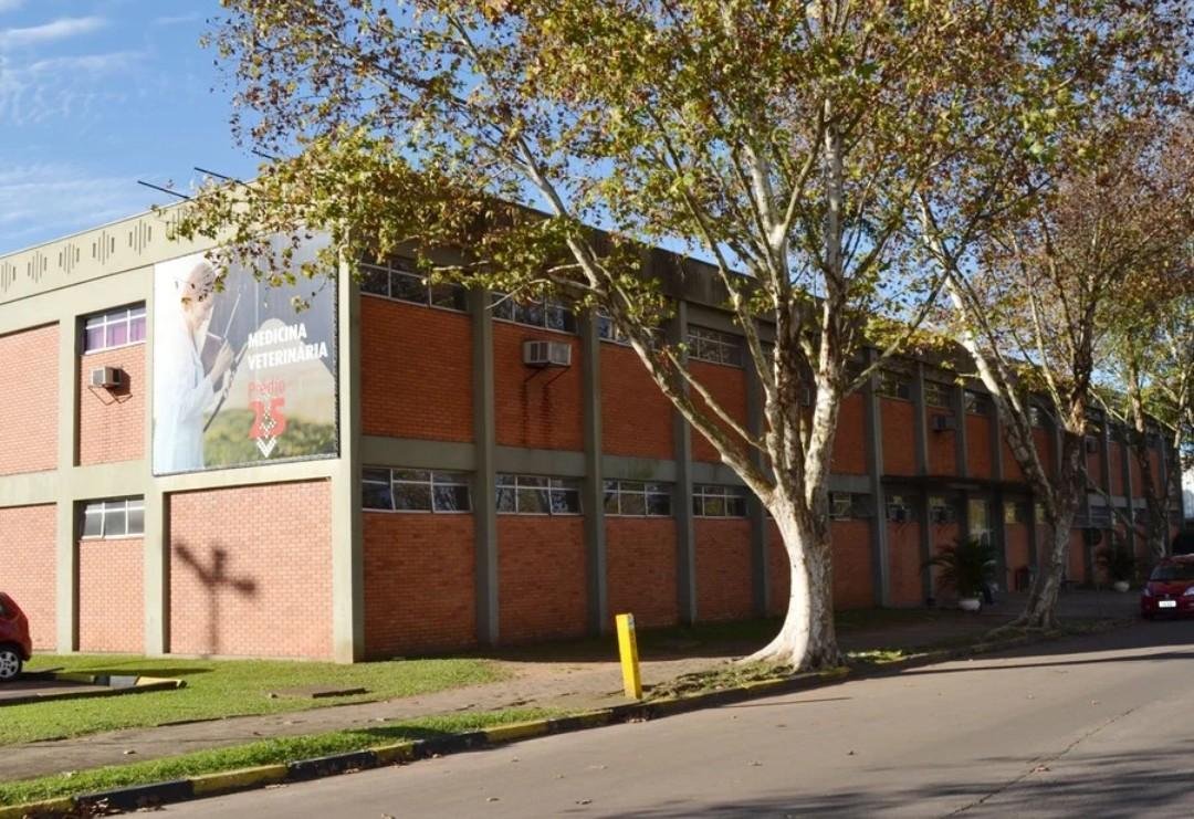 Na cl&iacute;nica veterin&aacute;ria s&atilde;o realizados atendimentos cl&iacute;nico e cir&uacute;rgico em animais de pequeno, m&eacute;dio e grande porte