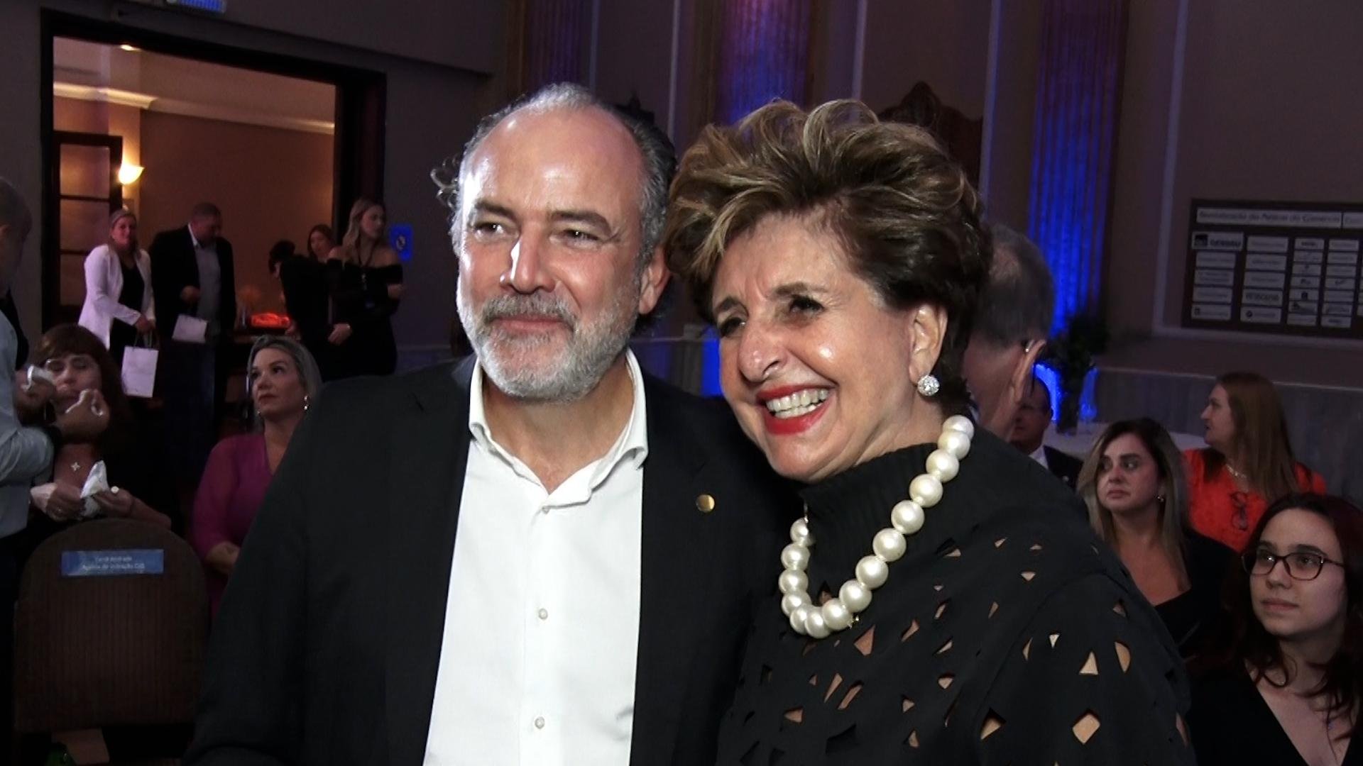 Rodrigo Sousa Costa, presidente da Federasul, com Suzana Vellinho Englert, presidente da Associa&ccedil;&atilde;o Comercial, na entrega do Pr&ecirc;mio Paulo Vellinho