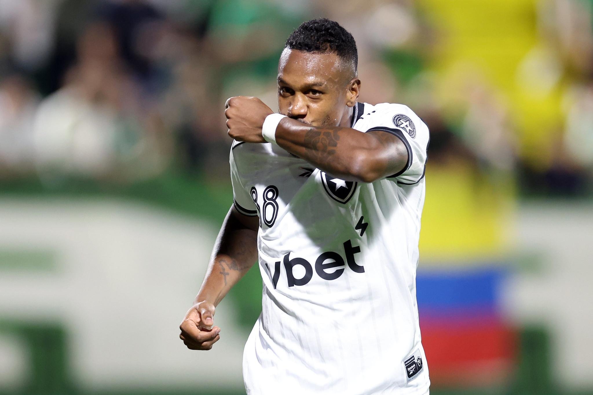Edenilson j&aacute; marcou quatro gols desde que trocou o Gr&ecirc;mio pelo Botafogo