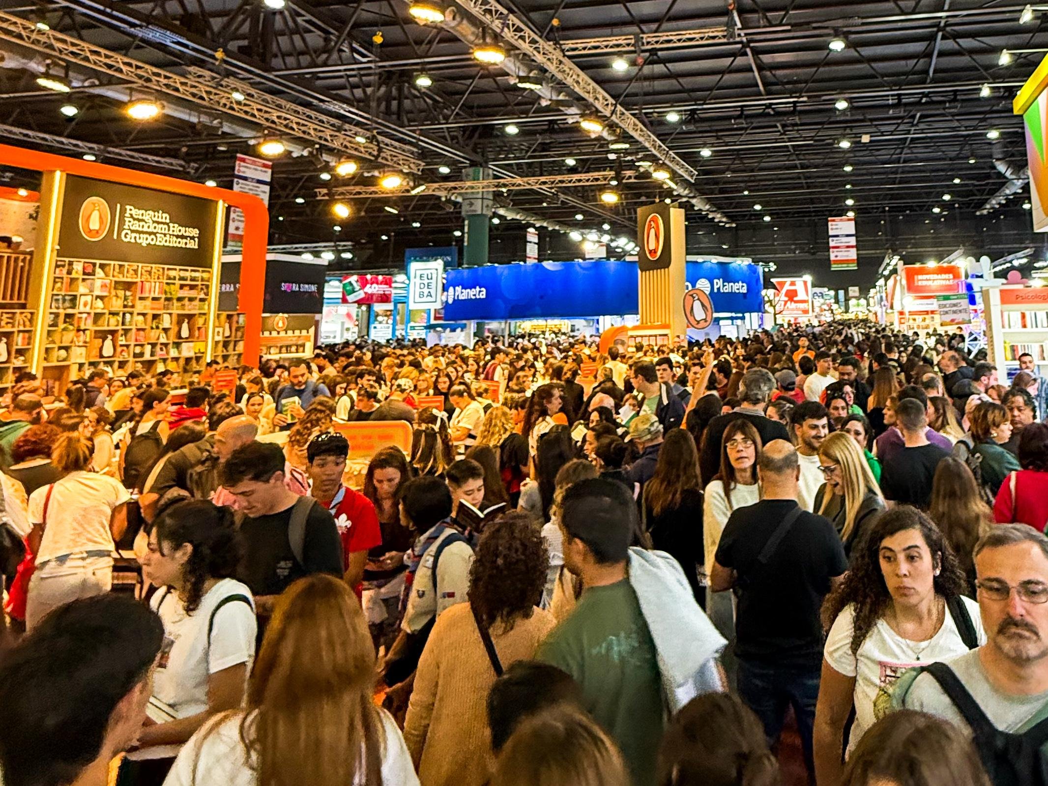 A 50&ordf; Feira do Livro de Buenos Aires, de 23 de abril a 11 de maio, em La Feria Rural, deve superar o 1,126 milh&atilde;o de pessoas da edi&ccedil;&atilde;o de 2025