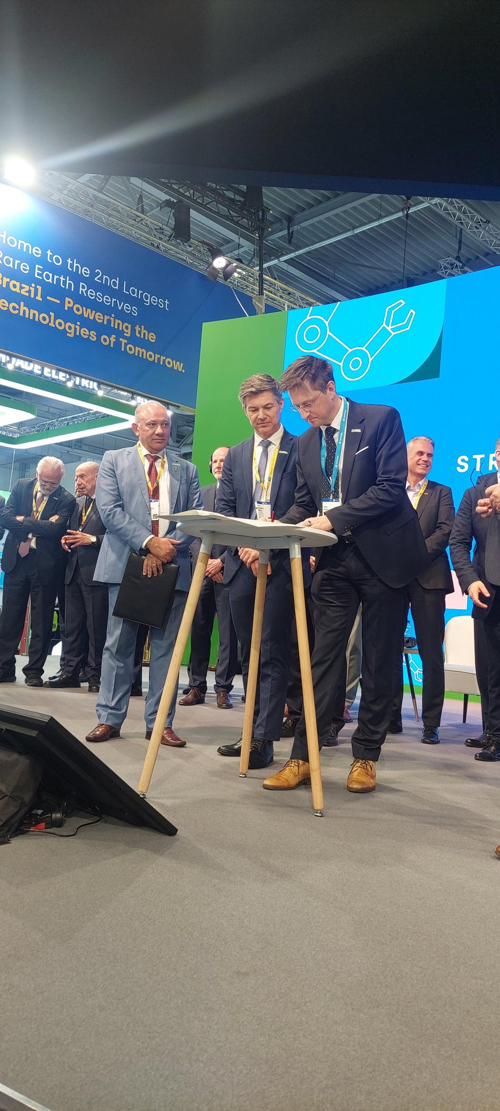 Assinatura da parceira ocorreu durante evento na feira de Hannover