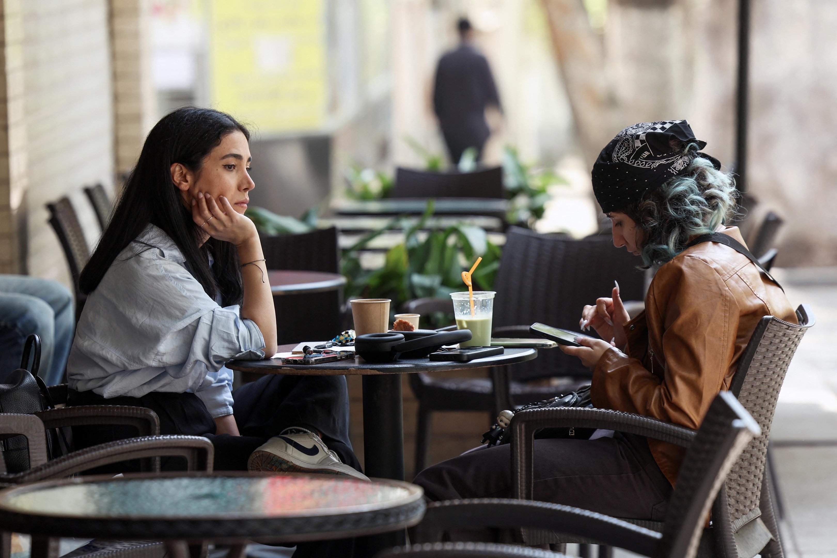 Duas mulheres em uma cafeteria durante tr&eacute;gua em Teer&atilde;