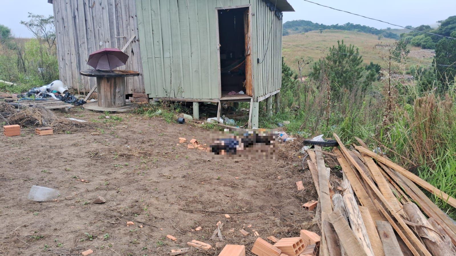 V&iacute;tima foi morta com golpes de tijolos em frente &agrave; casa