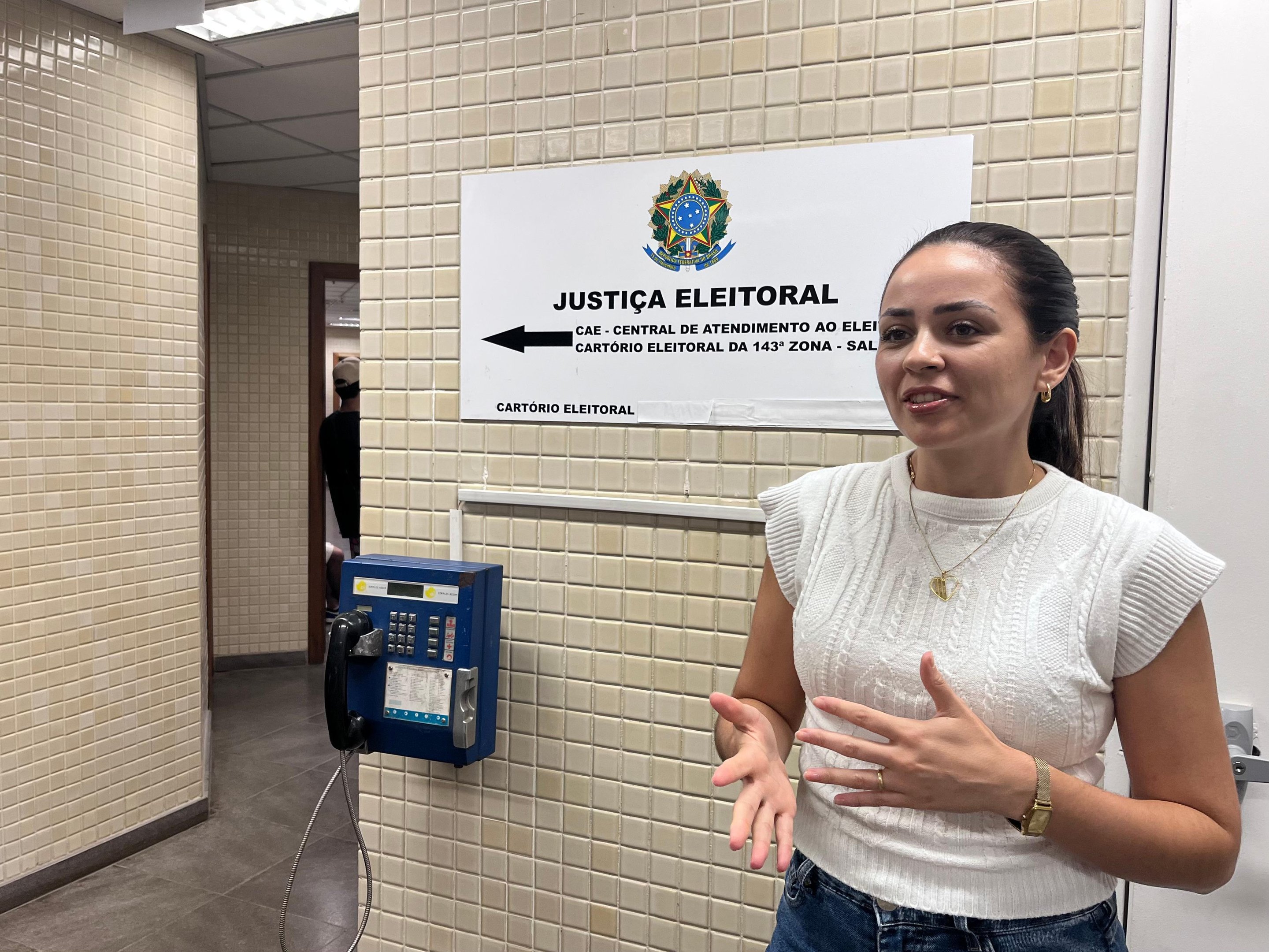 A professora Juliana Godoy, de 31 anos, &eacute; mes&aacute;ria volunt&aacute;ria nas elei&ccedil;&otilde;es desde 2018