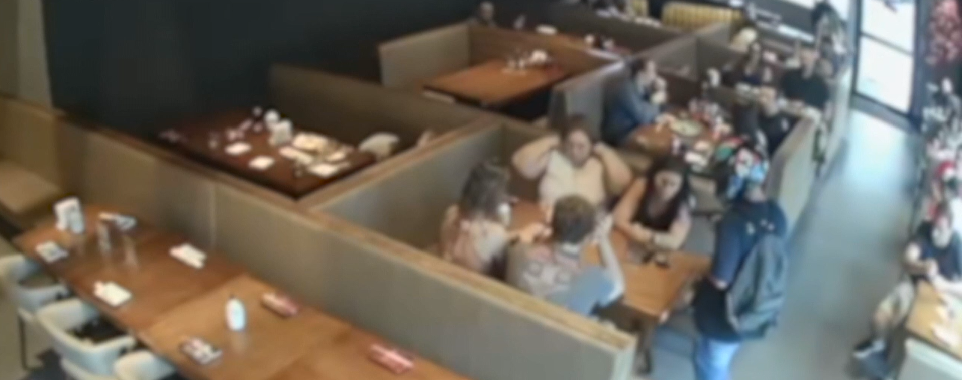 Imagens de c&acirc;meras de seguran&ccedil;a mostram o momento em que os assaltantes entram no local e abordam os clientes
