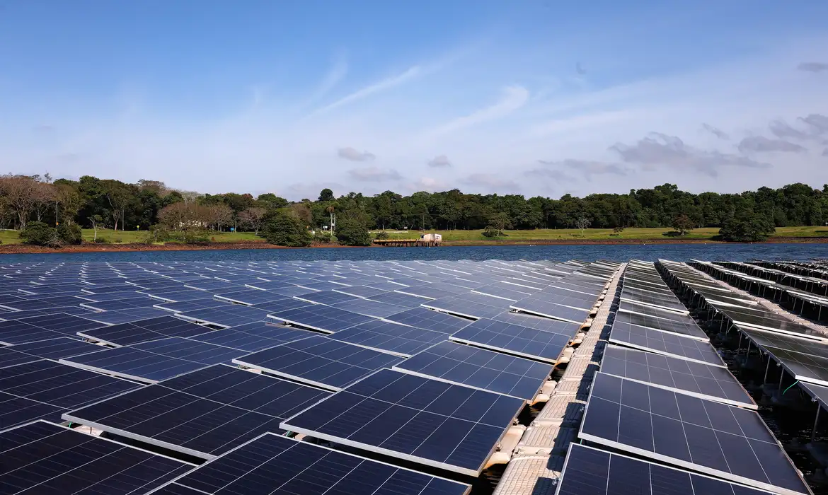 Toda a capacidade hidrel&eacute;trica contida na &aacute;rea inundada do Rio Paran&aacute; tamb&eacute;m pode ser aproveitada para gerar eletricidade a partir de pain&eacute;is solares