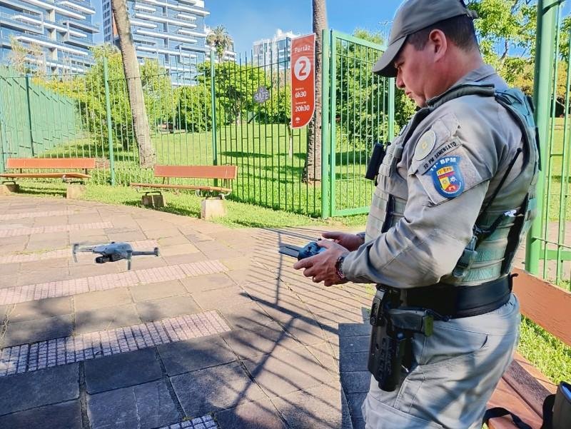 Soldado do 11&ordm; Batalh&atilde;o de Pol&iacute;cia Militar (BPM) opera drone em Porto Alegre