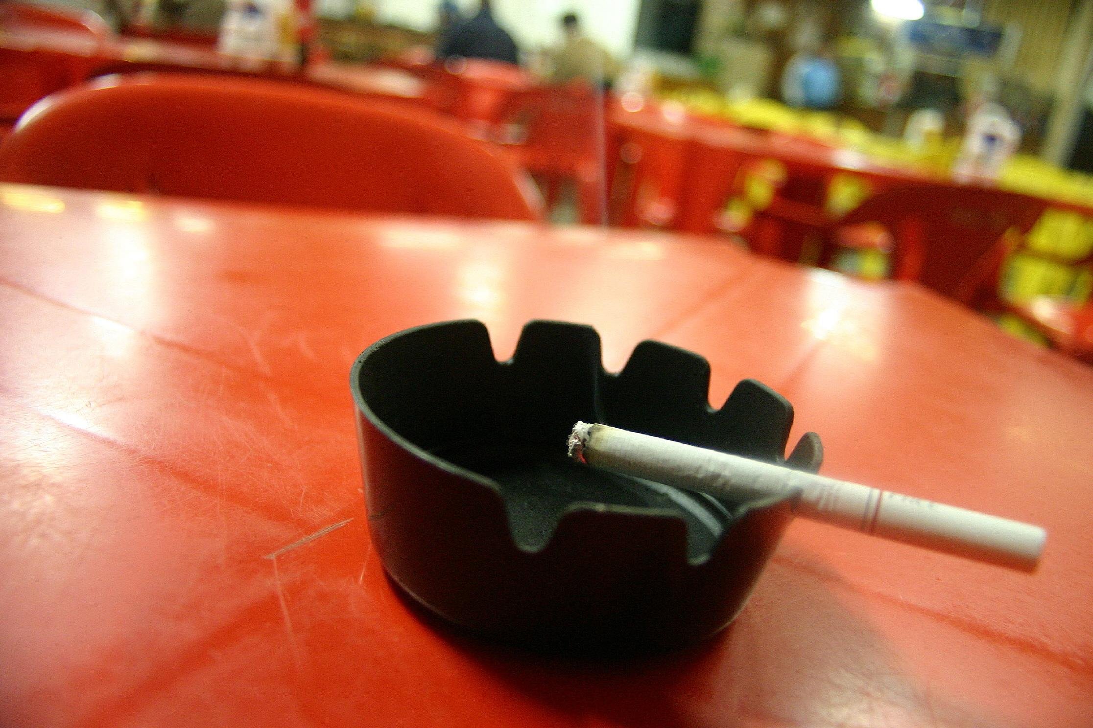 Reino Unido aprova proibir venda de cigarros aos nascidos a partir de janeiro de 2009