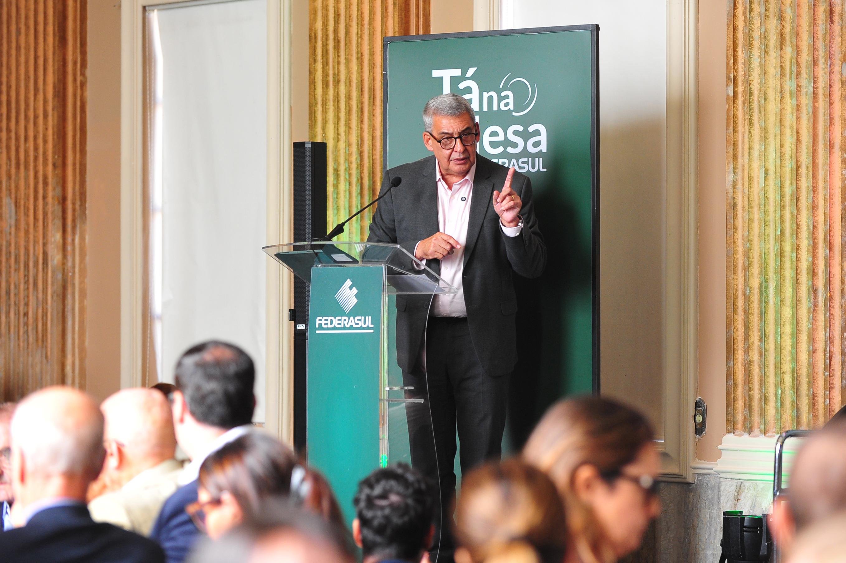 Prefeito Sebasti&atilde;o Melo discute os impactos da jornada 6x1, no T&aacute; Na Mesa da Federasul